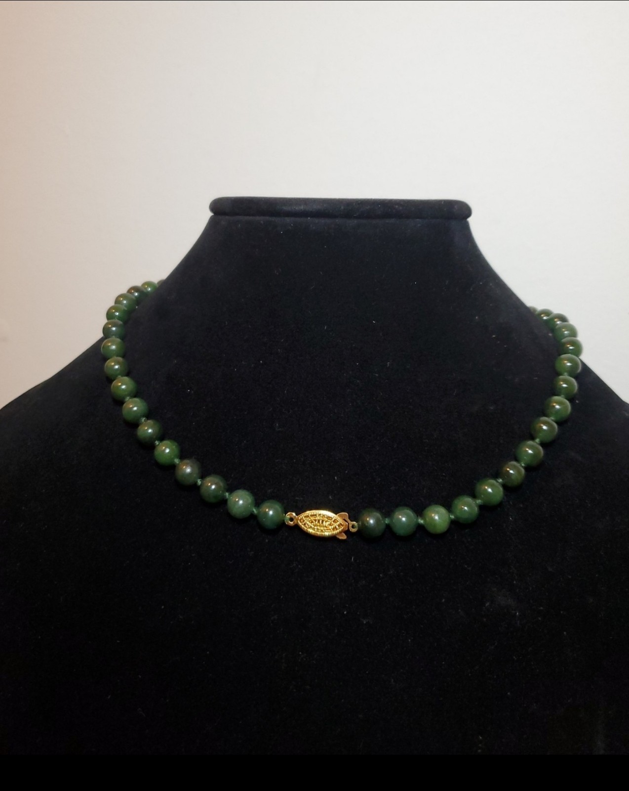 Vtg Hand-Knotted Spinach Green Nephrite Jade Beaded 18″ Fishhook Clasp Necklace