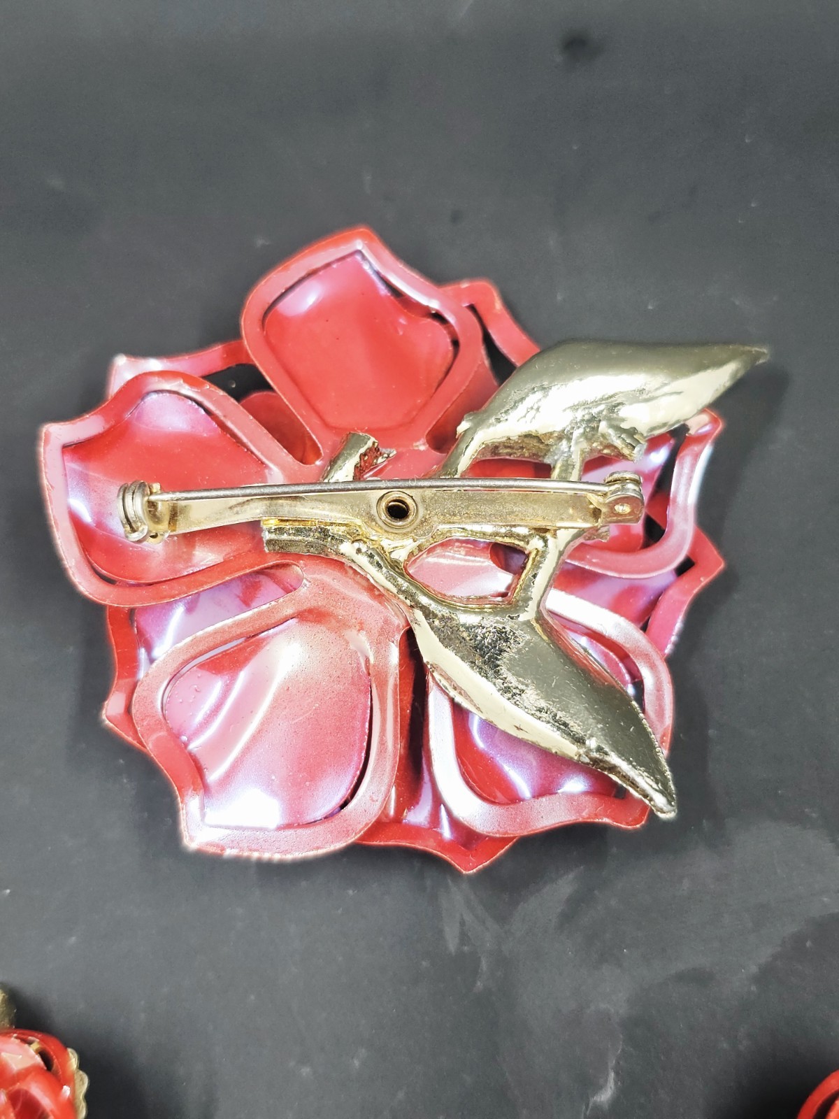 VTG Red Iridescent 3D Flower W/ Goldtone Accent Brooch & Clip-On Earring Set