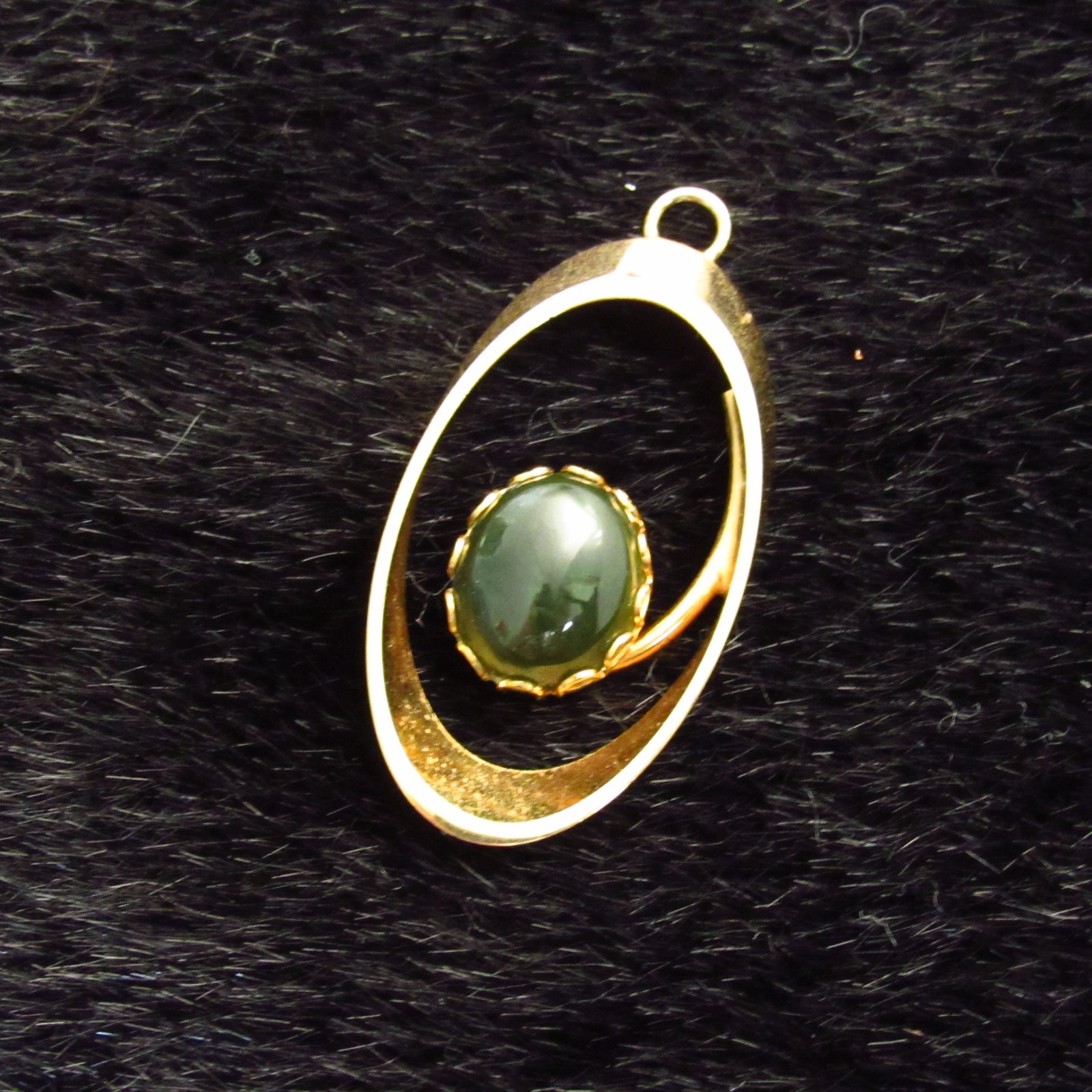 Vintage gold-toned Canadian BC Nephrite Jade Cabochon Oval Swirl Pendant