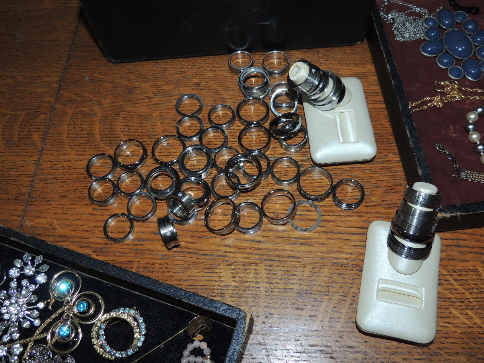 160 + ASSORTED COSTUME JEWELRY 98% VG RINGS, BRACELETS, NECKLACES, PINS & EARRIN