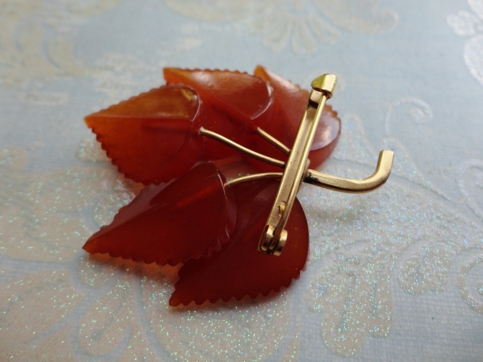 VTG ESTATE CARVED HONEY-COLORED RUSSIAN SOVIET BALTIC AMBER FIVE LEAF BROOCH PIN