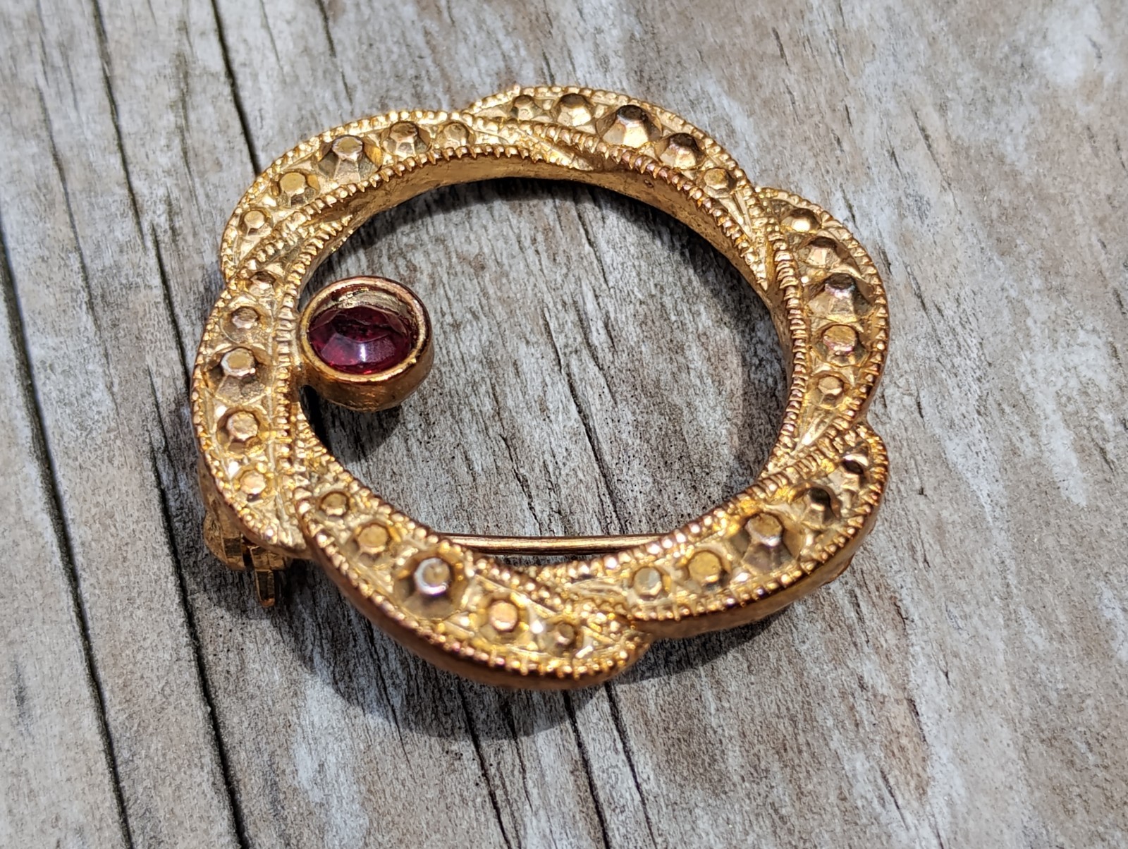 VINTAGE SCATTER PIN GOLD TONE W/ RED STONE 1.25″ Diameter It Goes W/ Everything