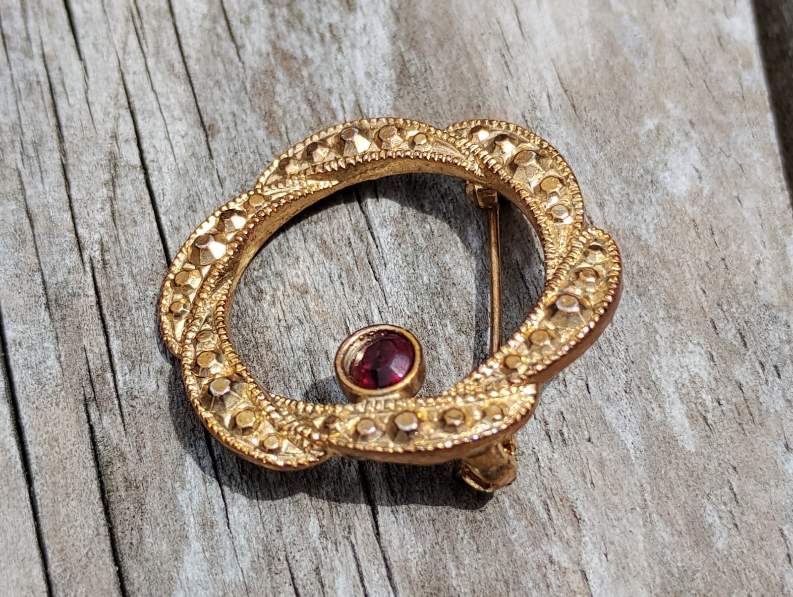 VINTAGE SCATTER PIN GOLD TONE W/ RED STONE 1.25″ Diameter It Goes W/ Everything