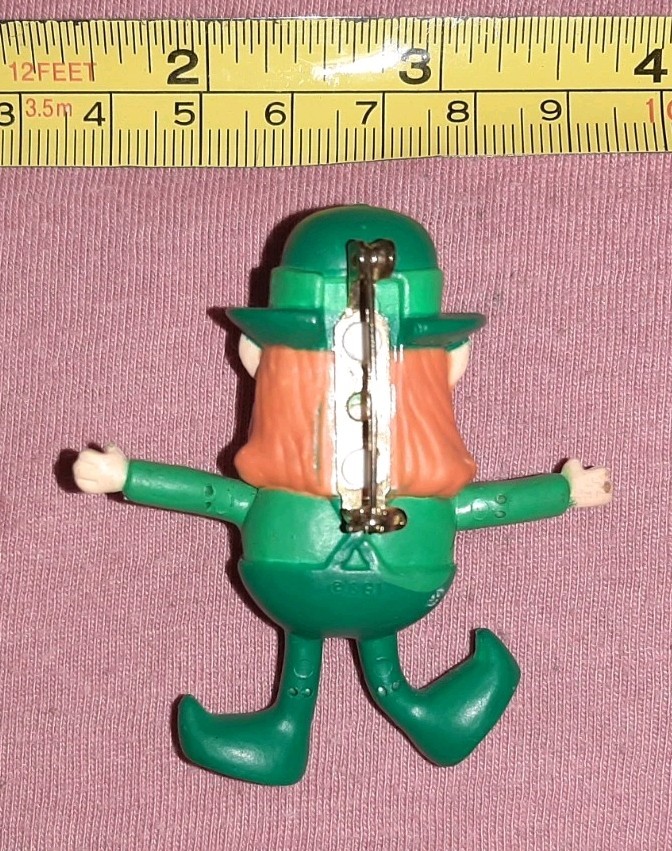 CUTE Gibson Leprechaun St Patrick’s Day Bendy Lapel Pin Brooch