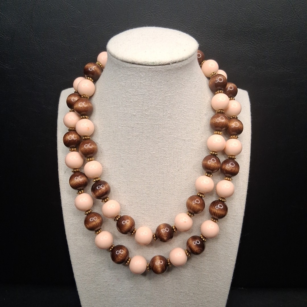 Vintage Jewelry Wood And Pink Lucite Beads Necklace. 17.488