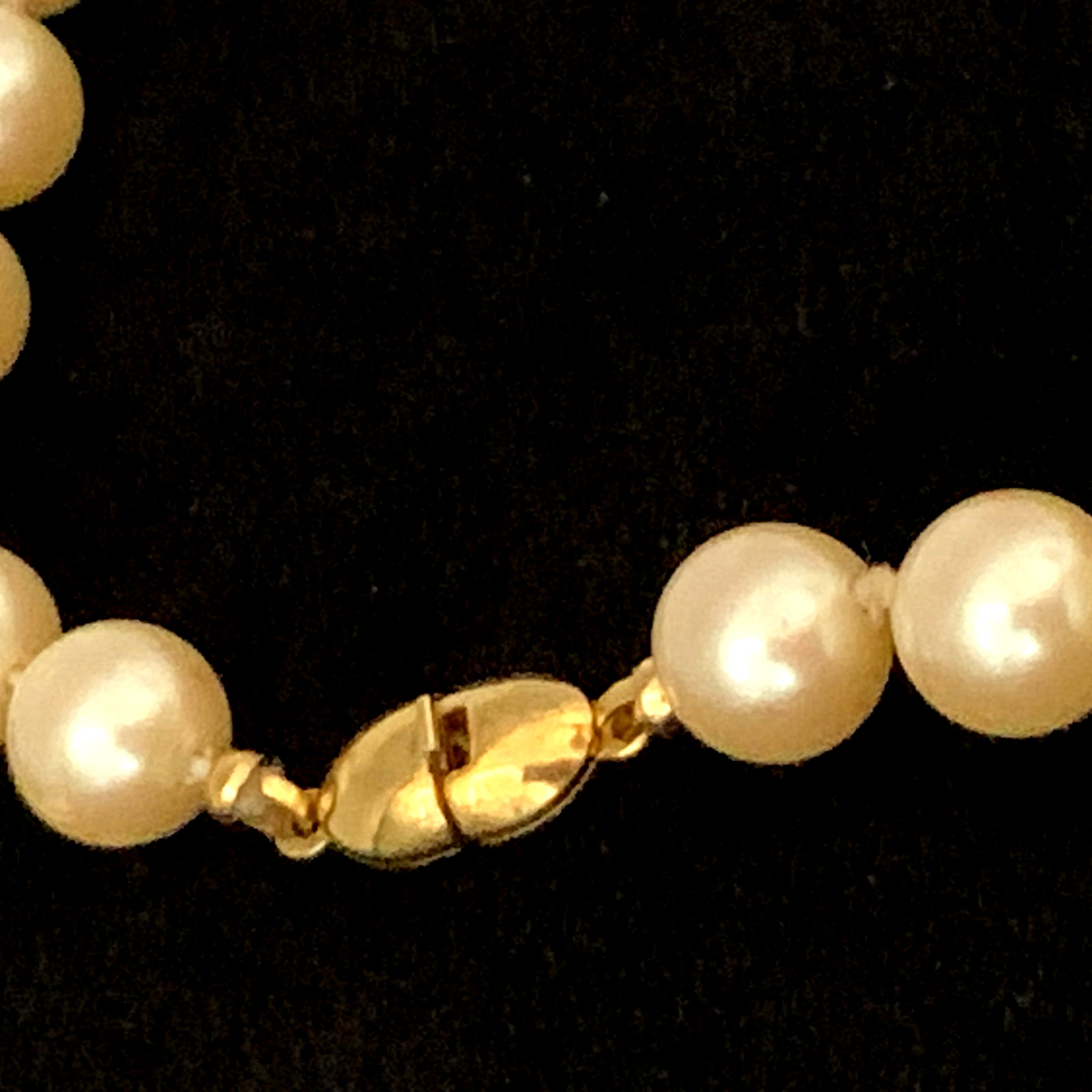 Vintage Monet 24″ Single Strand Faux 8 mm Ivory Pearl Gold Tone Necklace