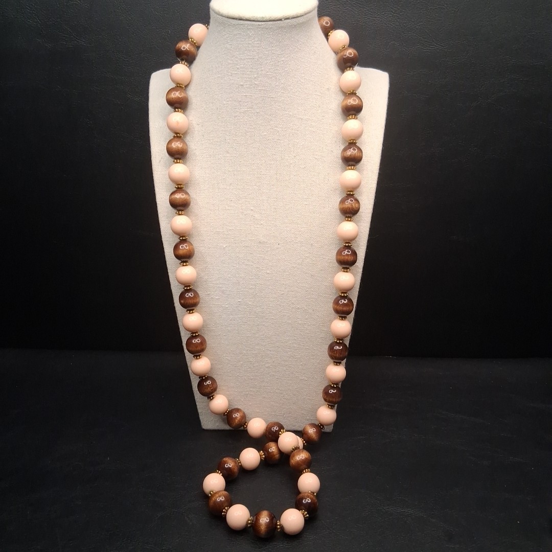 Vintage Jewelry Wood And Pink Lucite Beads Necklace. 17.488