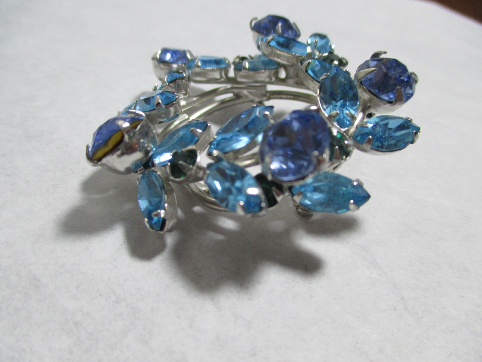 Vintage Weiss Light Blue & Teal Blue Rhinestone Round Brooch