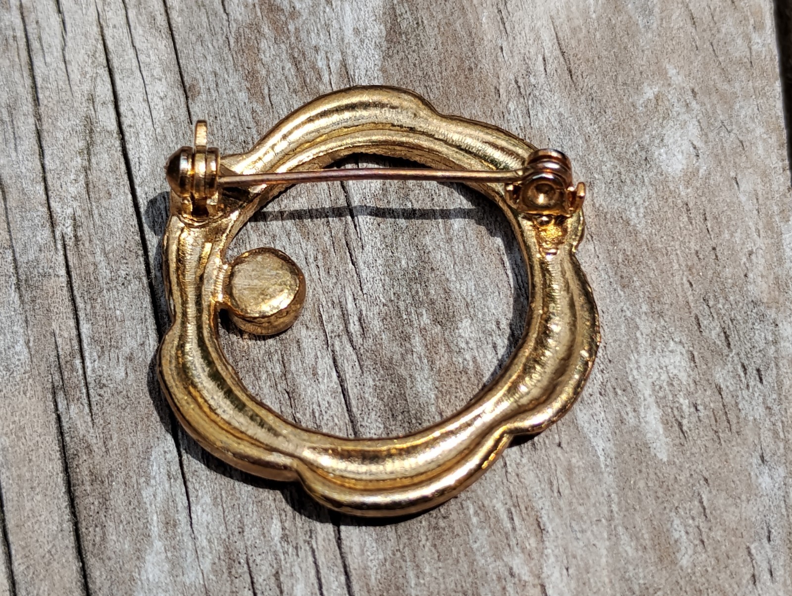 VINTAGE SCATTER PIN GOLD TONE W/ RED STONE 1.25″ Diameter It Goes W/ Everything