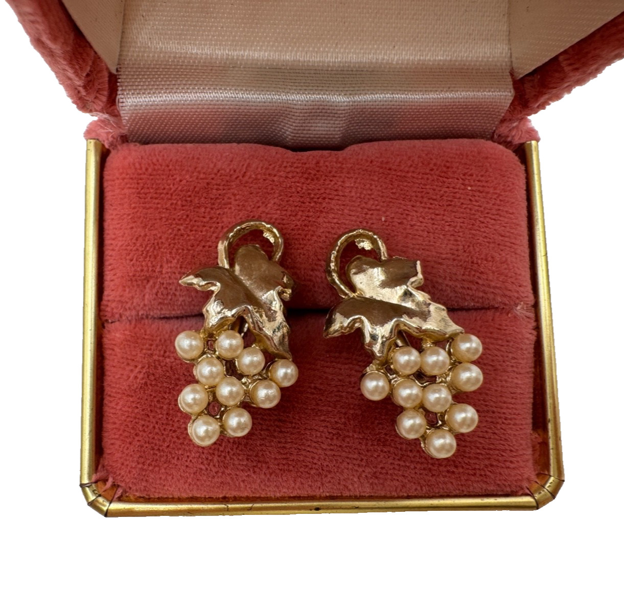 GRAPE CLUSTERS FAUX GLASS PEARLS WITH GOLD LEAF PRETTY VNTG EARRINGS SCREW BACKS