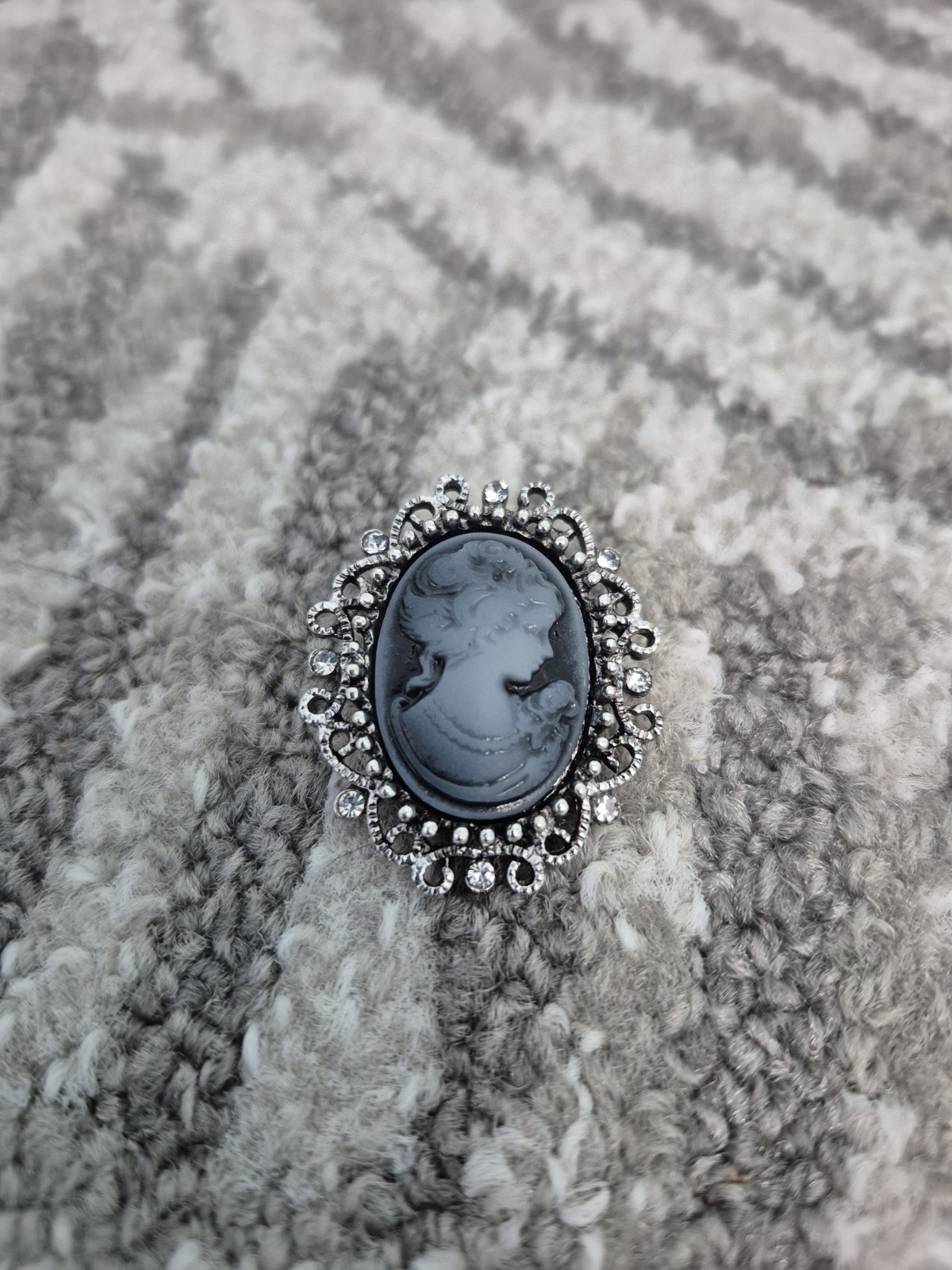 Vintage Cameo Silver Tone Brooch Pin Oval Blue White