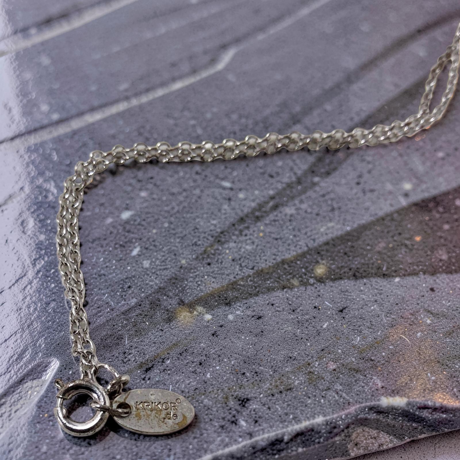 Vintage Kriker de Jewelry Co Beautiful Moonstone 9.5″ necklace.