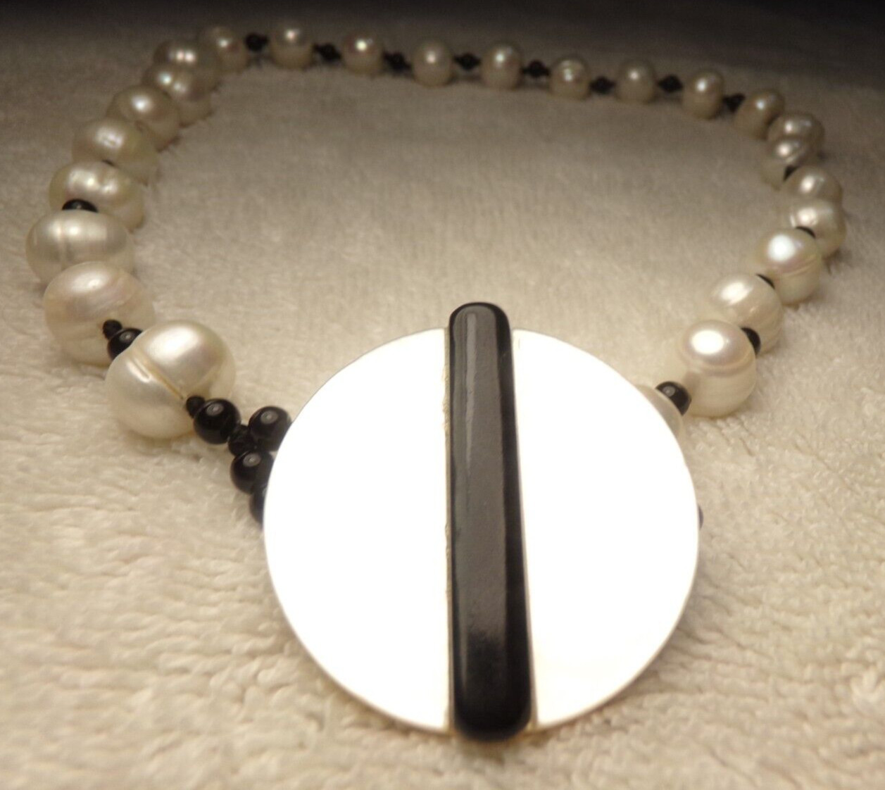 VTG ARTIST LARGE MOTHER OF PEARL FRESHWATER HAND KNOT BLACK ONYX NECKLACE 18.5″