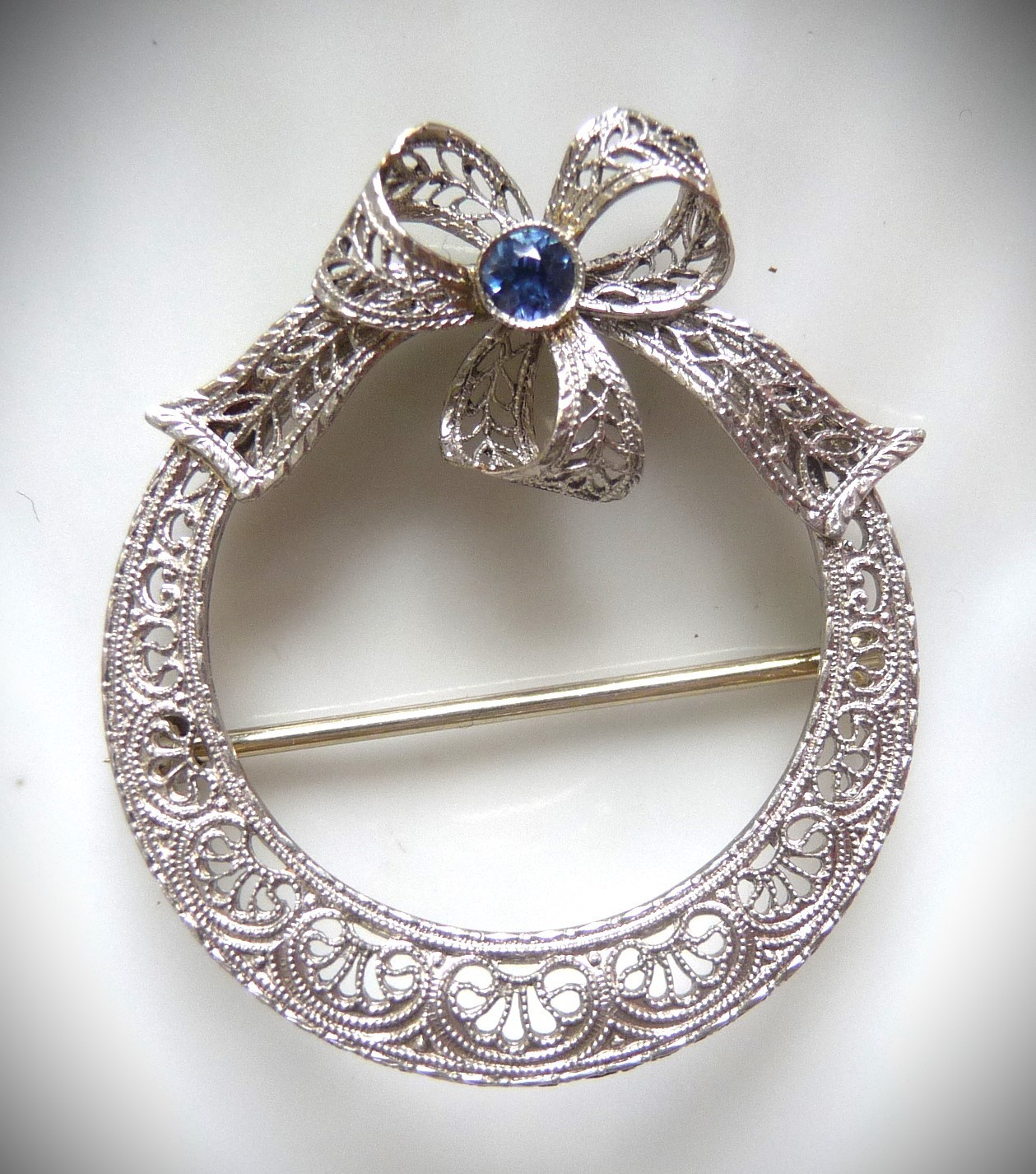 EXQUISITE ANTIQUE CIRCA 1920 14K WHITE GOLD SAPPHIRE BOW FILIGREE PIN BROOCH!