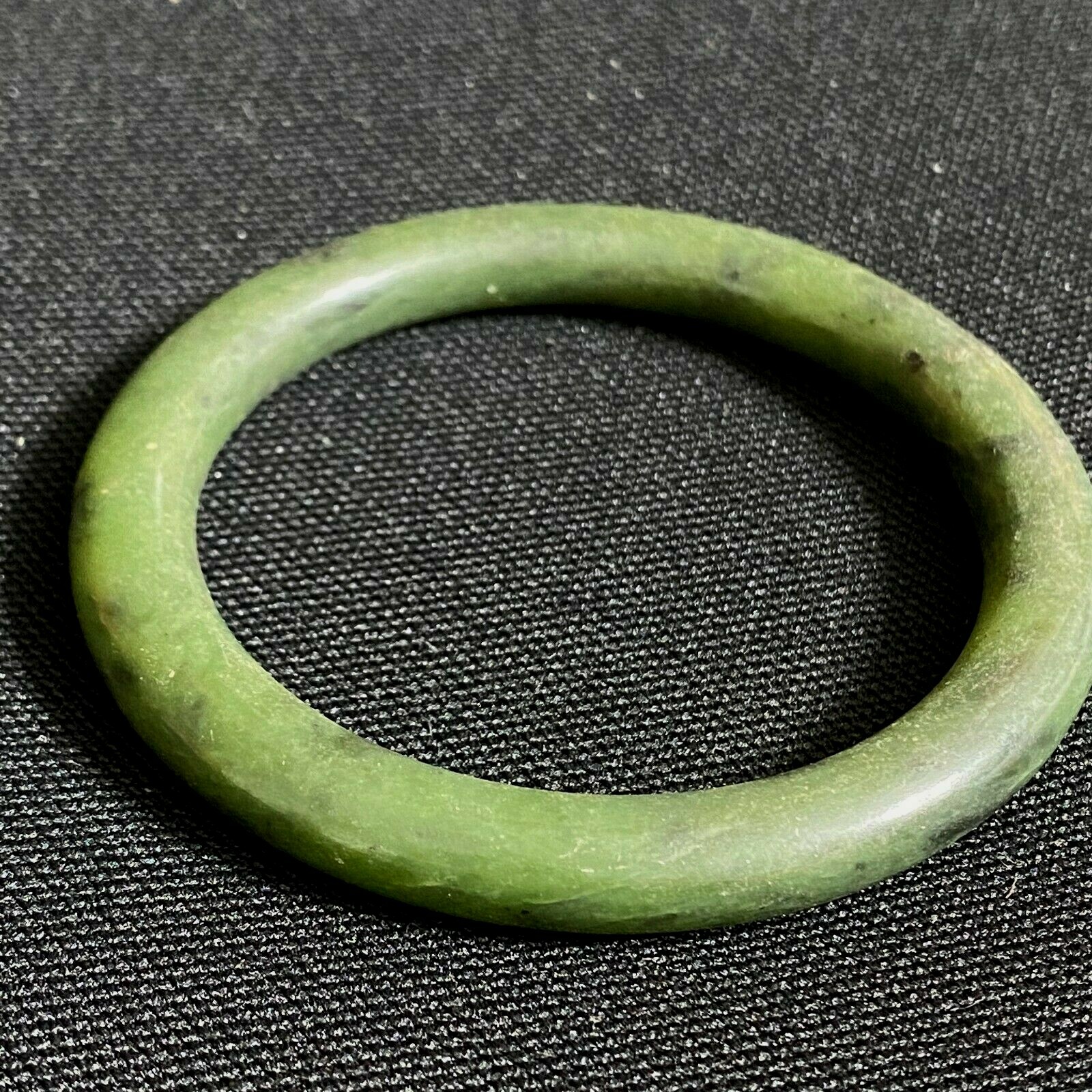 CLASSIC STURDY LOVELY VINTAGE ESTATE GREEN QUARTZ BANGLE BRACELET 7 3/8″ LONG