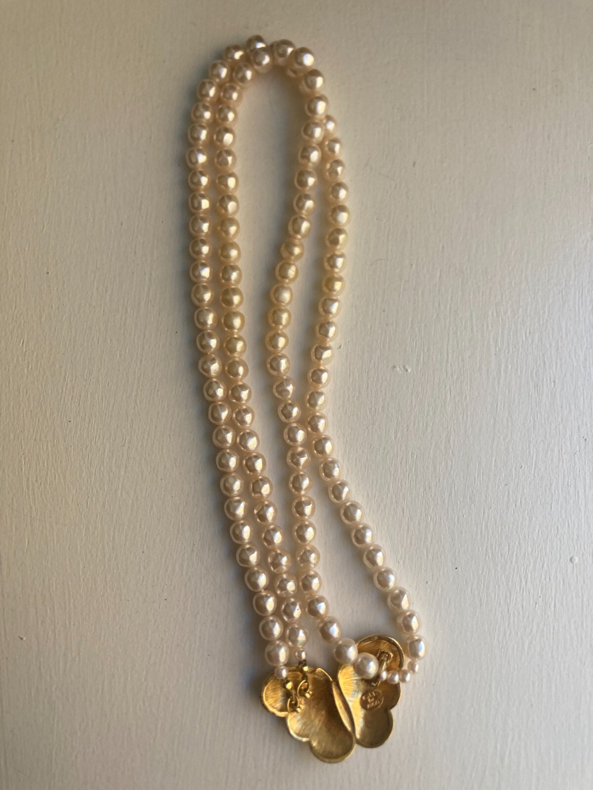 VINTAGE SIGNED K.J.L. FOR AVON FAUX PEARLS WITH ENAMEL BUTTERFLY 18″ NECKLACE