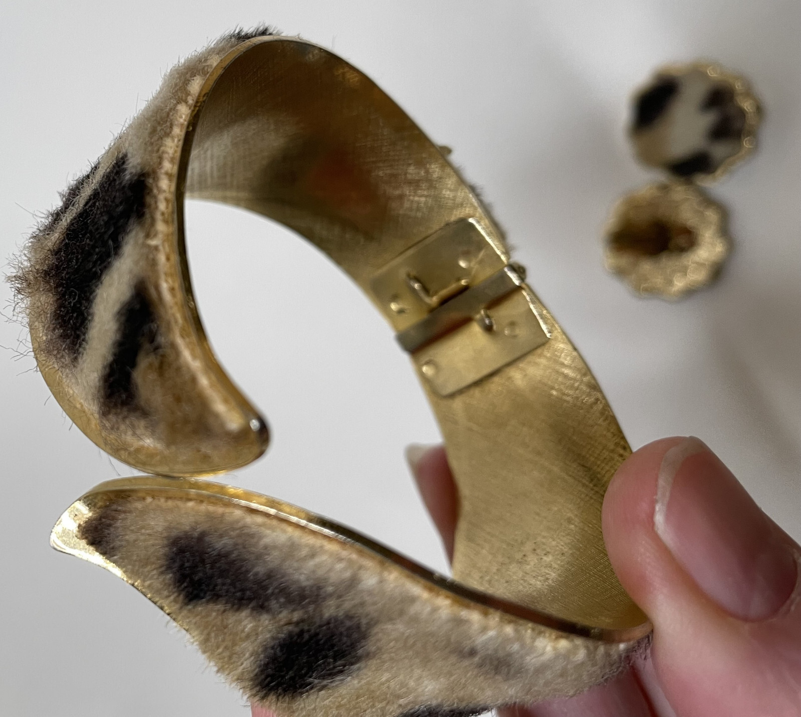 Vtg 60s Faux Fur Leopard Print Clamper Bracelet & Clip Earring Set Gold Tone
