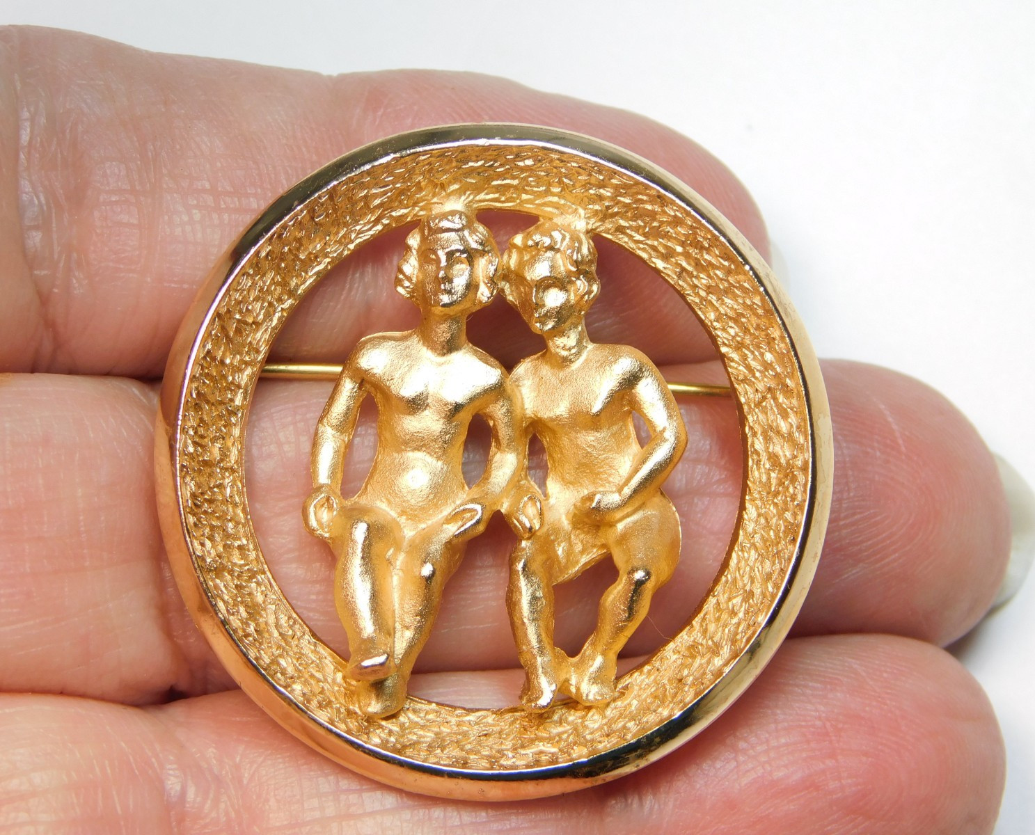 VINTAGE CROWN TRIFARI ZODIAC GEMINI GOLD TONE BROOCH MAY 21 – JUNE 20 ✨