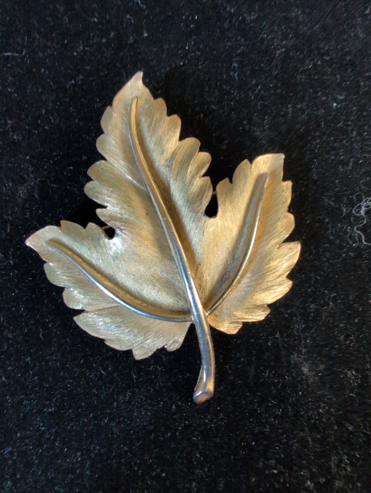 Vintage CROWN TRIFARI 1960’s Brushed Gold Tone Leaf Brooch – Pin