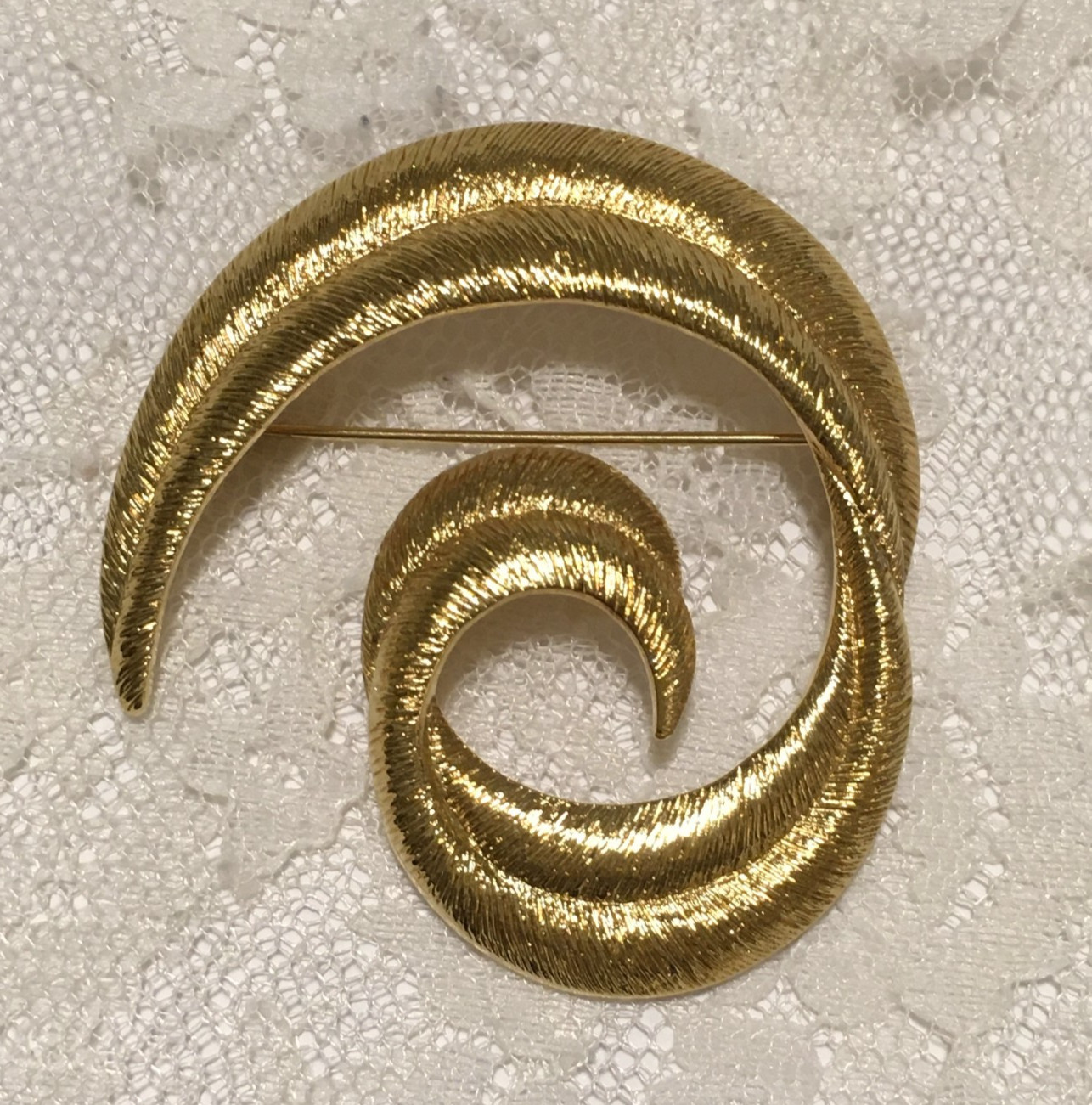 Vintage Swirl Leaf Ribbon Asymetrical Brooch Gold Tone Statement