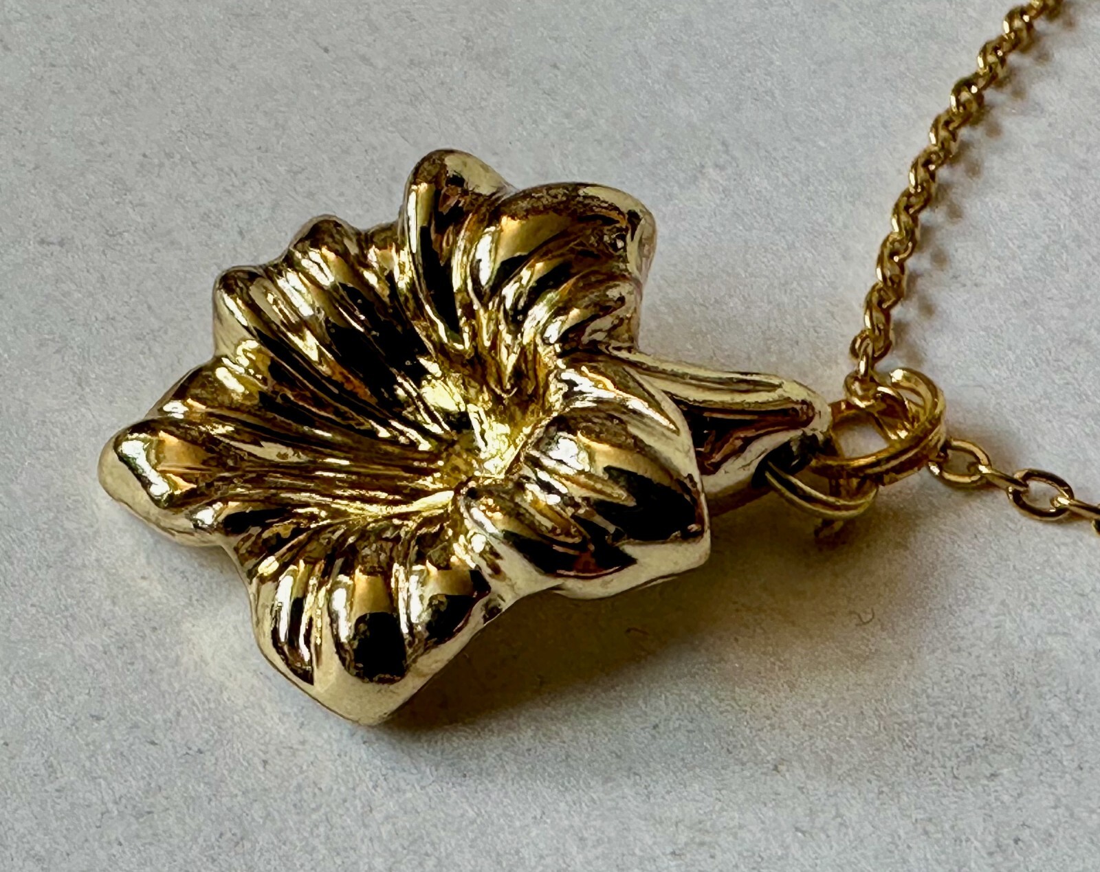 Vintage JEWELRY SET flower gold tone plastic charm 1″ necklace l8″ GP & EARRING