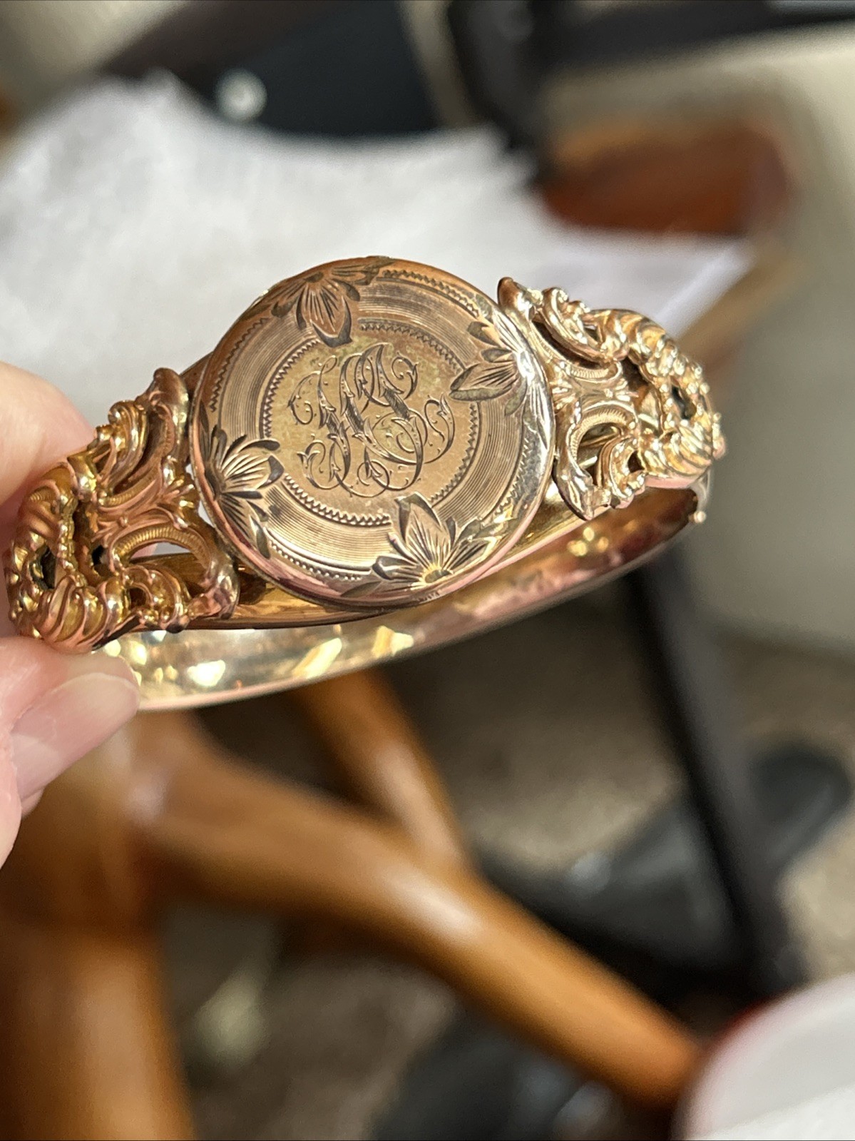 ANTIQUE 44g NOUVEAU 1/20 GOLD FILL E.M. Co HINGED PHOTO LOCKET BANGLE BRACELET