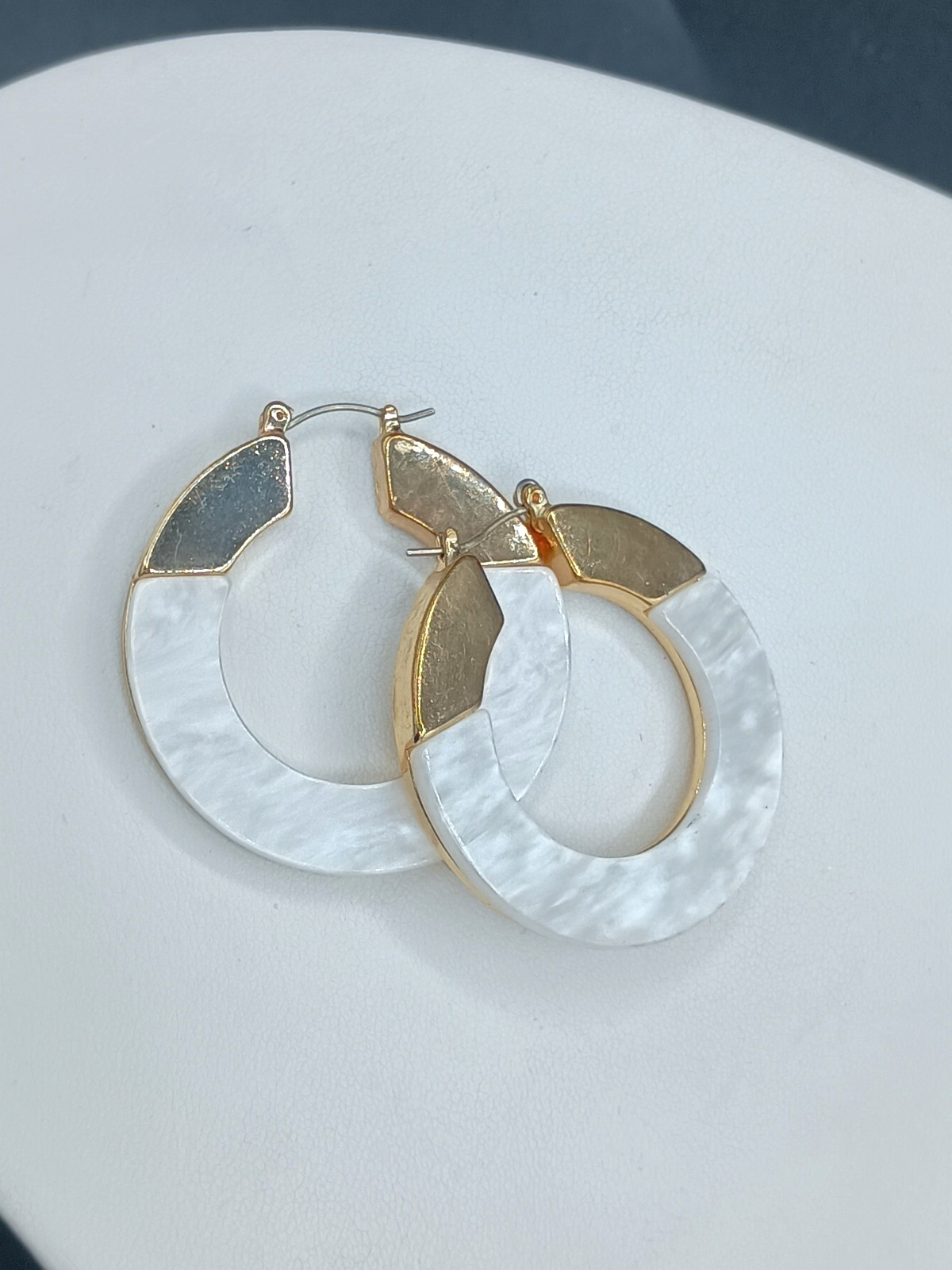 Vintage Wide Hoop Earrings Faux Mother Of Pearl Gold Tone 1.75″ Lightweight