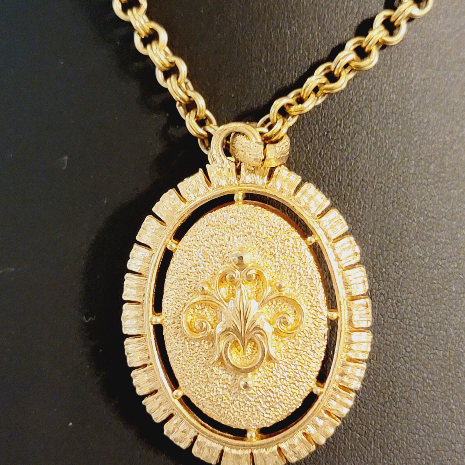 Vintage Orange-Cream Cameo fleur-de-lis Pendant Gold Tone Necklace, 31″
