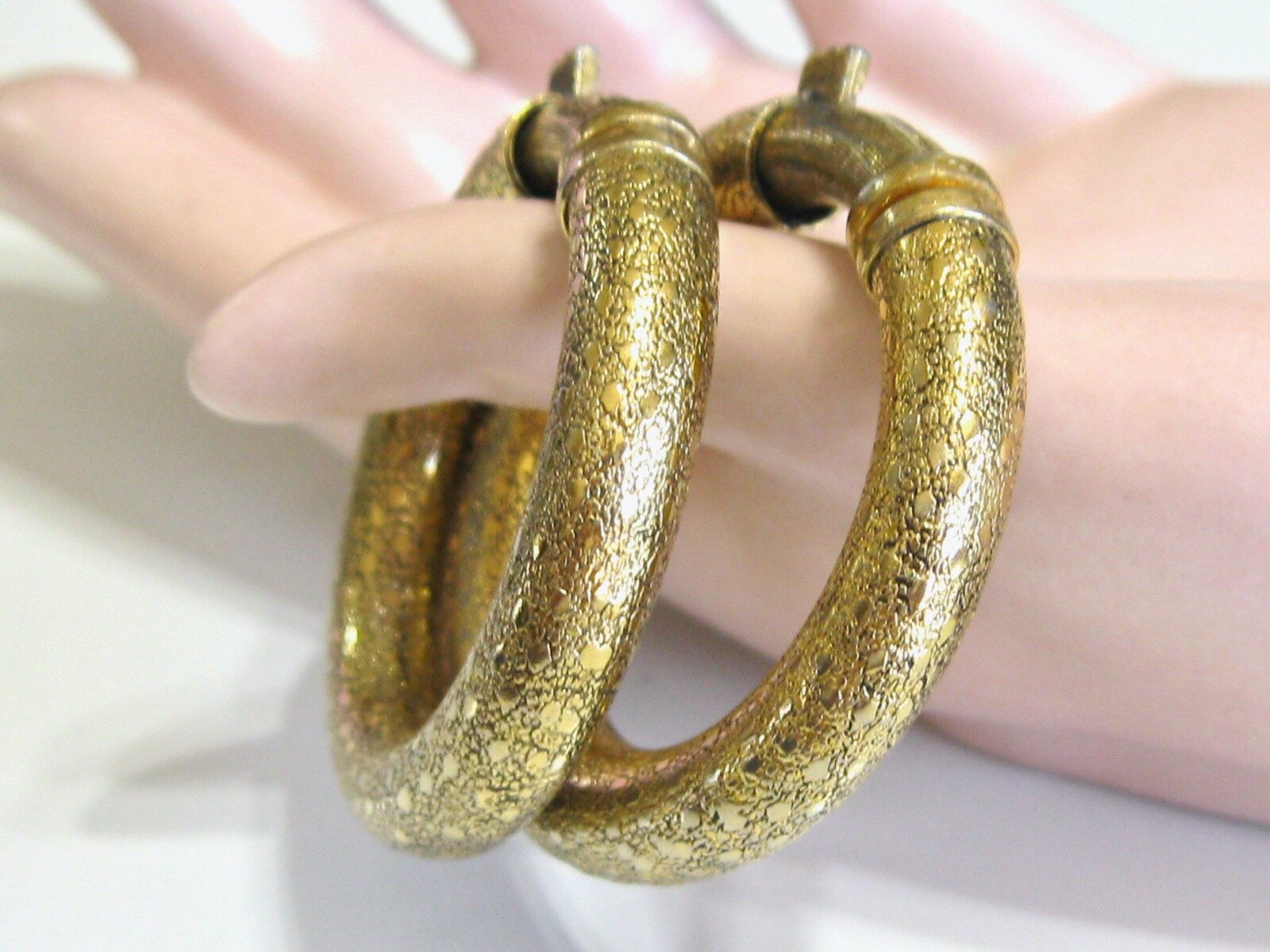 RARE VINTAGE MOD TRIFARI 1960 -1970’s SPRING TENSION CLIP TEXTURED HOOP EARRINGS
