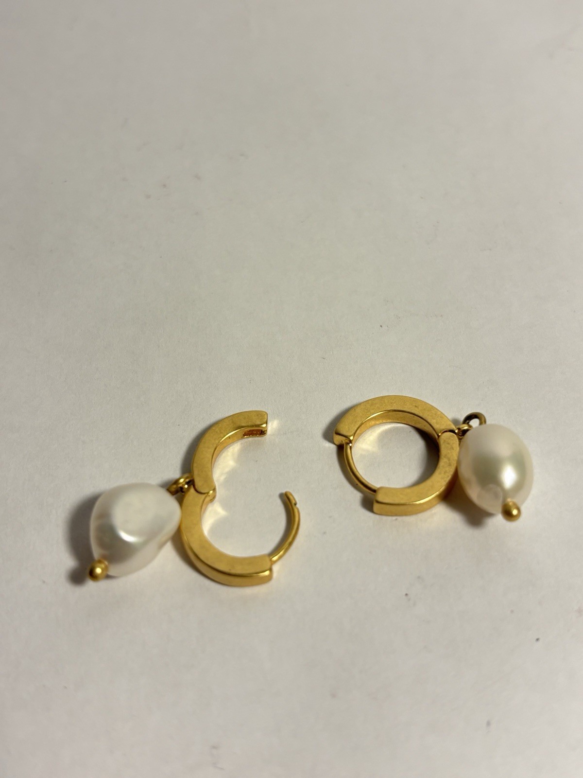 Vintage Gold Tone Pearl Drop Dangle huggie hoop Earrrings rare original