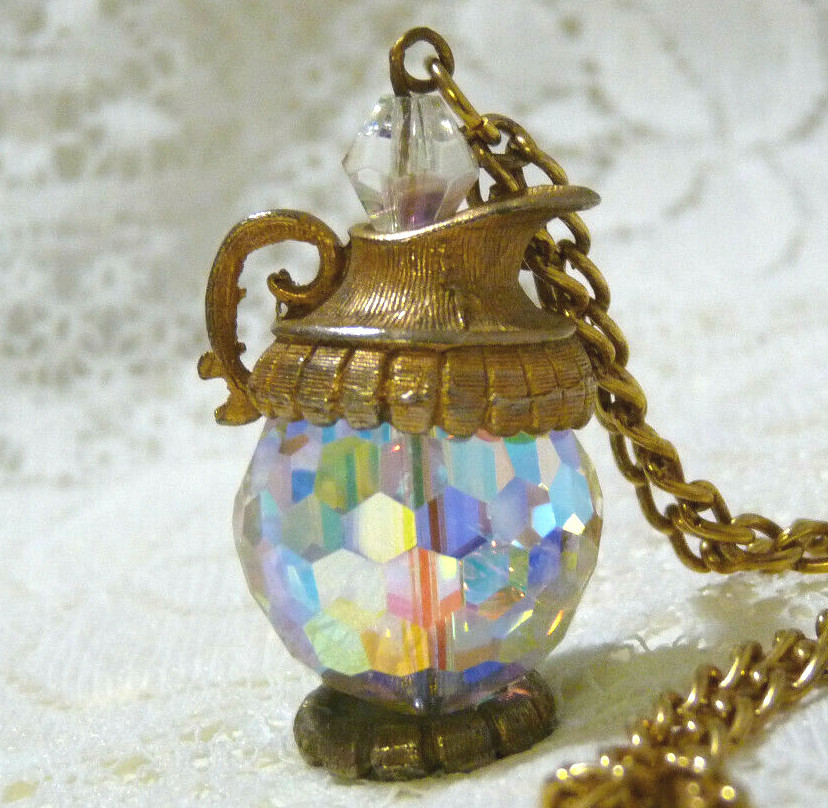 Lovely Vintage Gold Tone Crystal Water Jar Pendant/Necklace MM39