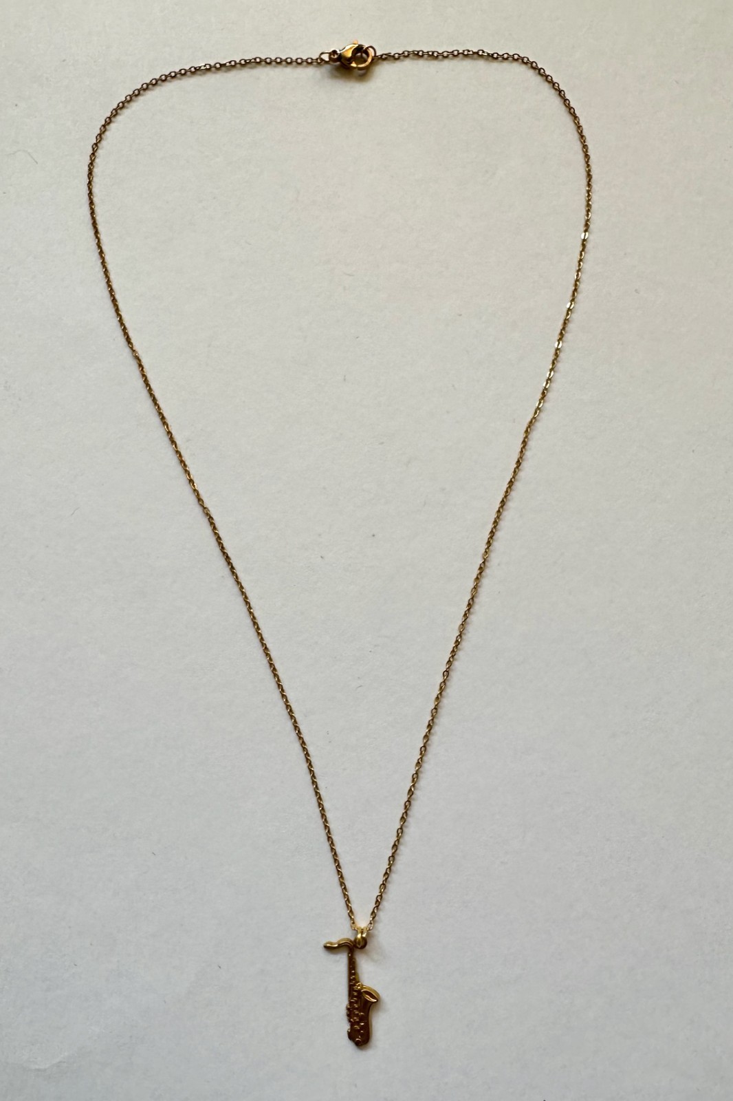 VINTAGE SAXOPHONE GOLD TONE CHARM PENDANT 3/4 OF 1″ NECKLACE 18″ GP