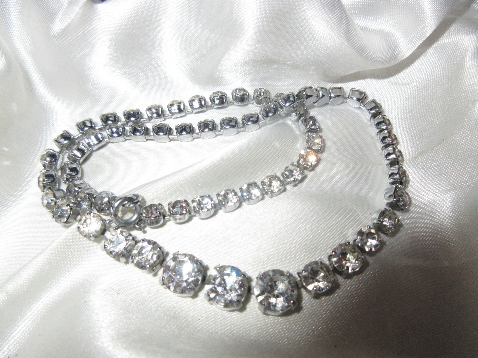 Wonderful vintage silvertone clear glass Rhinestone necklace
