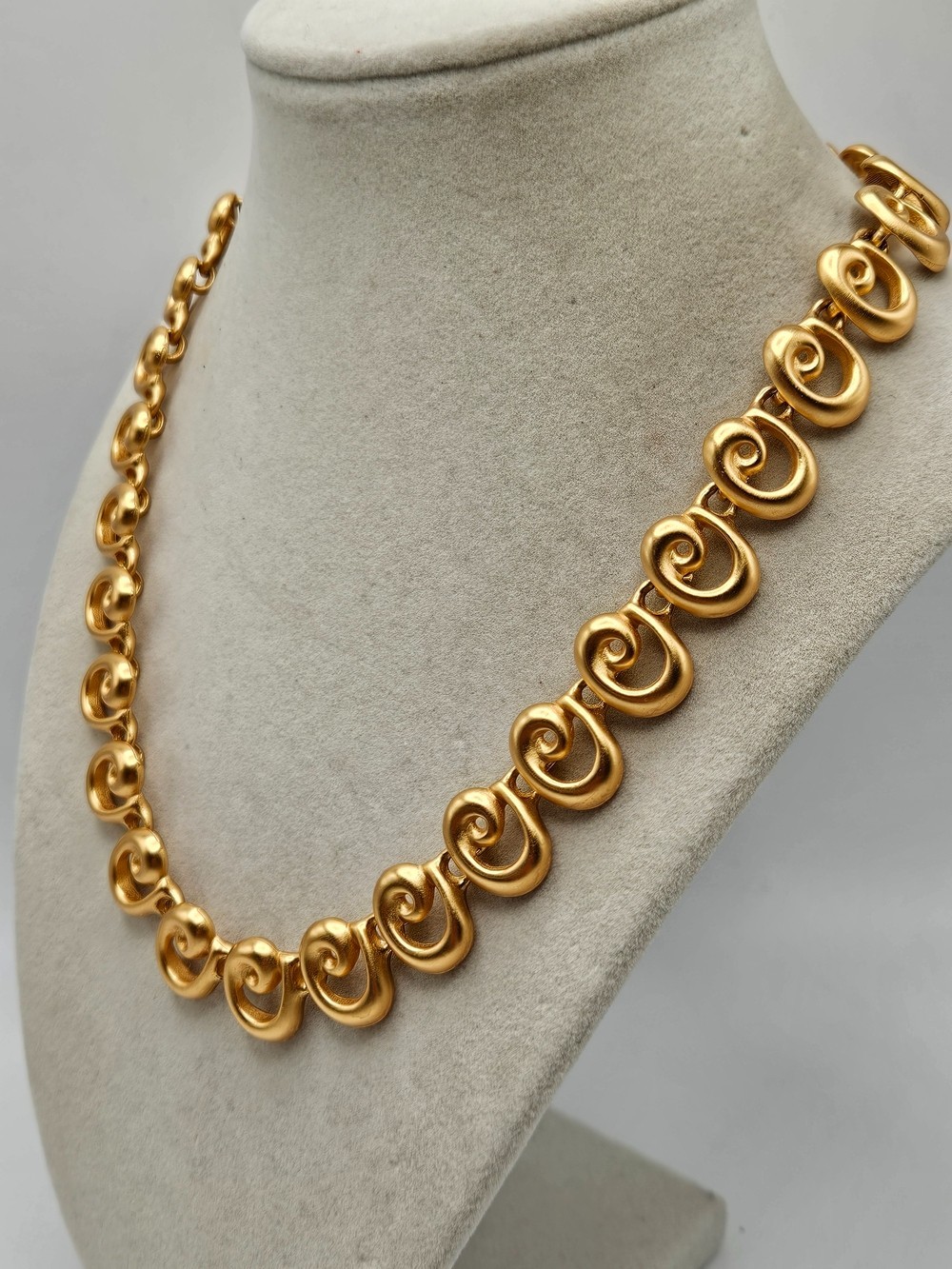 VINTAGE Anne Klein AK Matte Gold Tone Swirl Articulated Link Chain Necklace