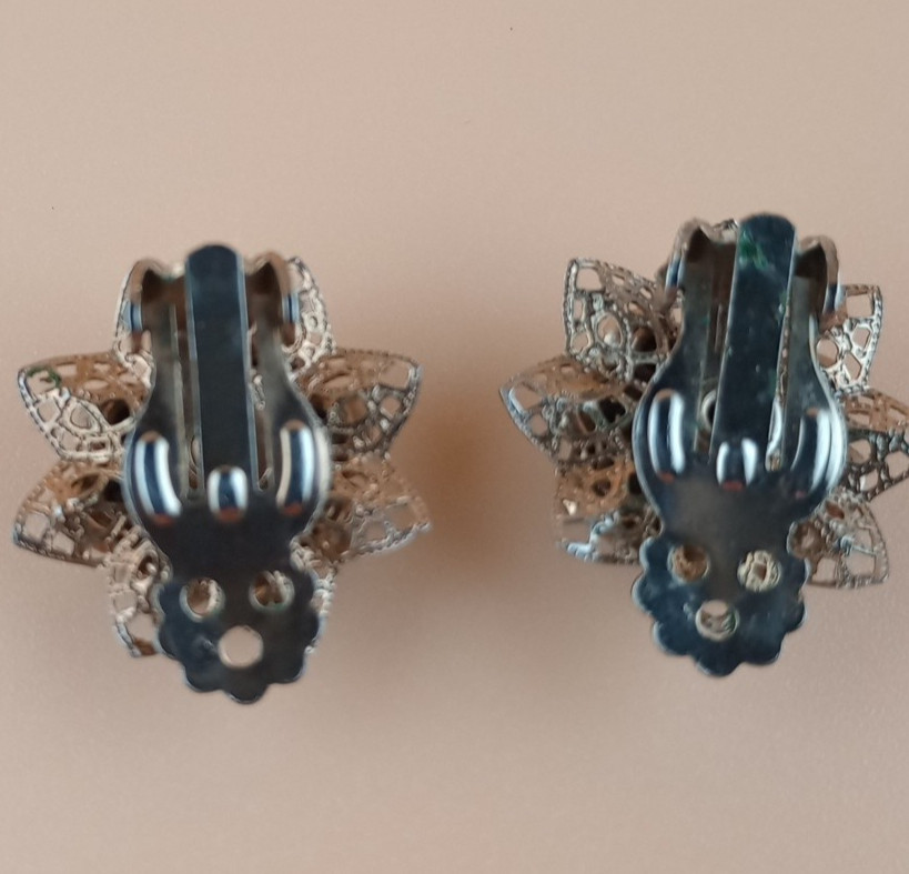 Vintage costume jewelry clip on earrings blue and gold colored metal, work great