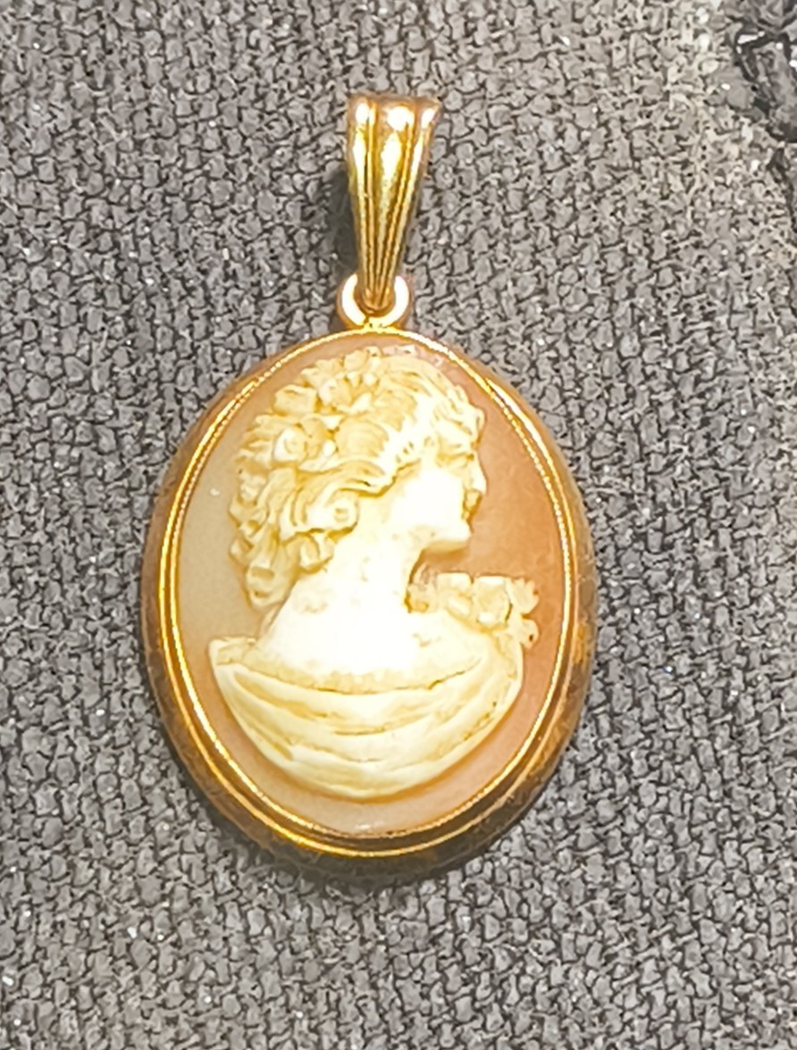 Victorian BDA 10k Yellow Gold Pendant Hand Carve Conch Shell Authentic Cameo