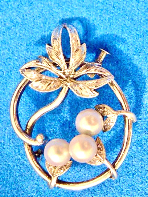 MIKIMOTO SIGNED VINTAGE BRIGHT CLEAN (3) 6 MM CULTURED AKOYA PEARLS STERLING PIN