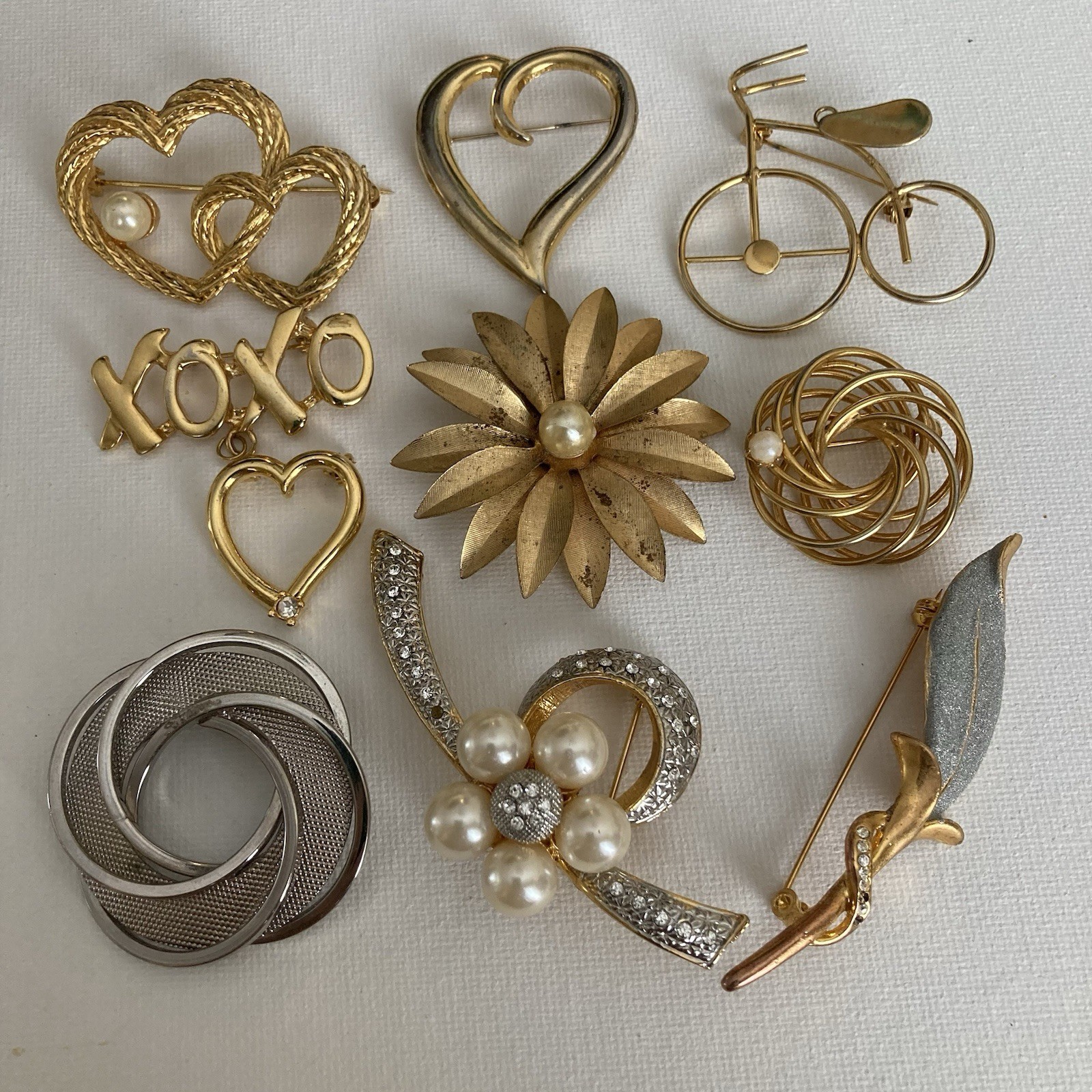 Vintage / Now Brooch Lot of 10 AAI Hearts Flowers Rhinestones Gold & Silver Tone