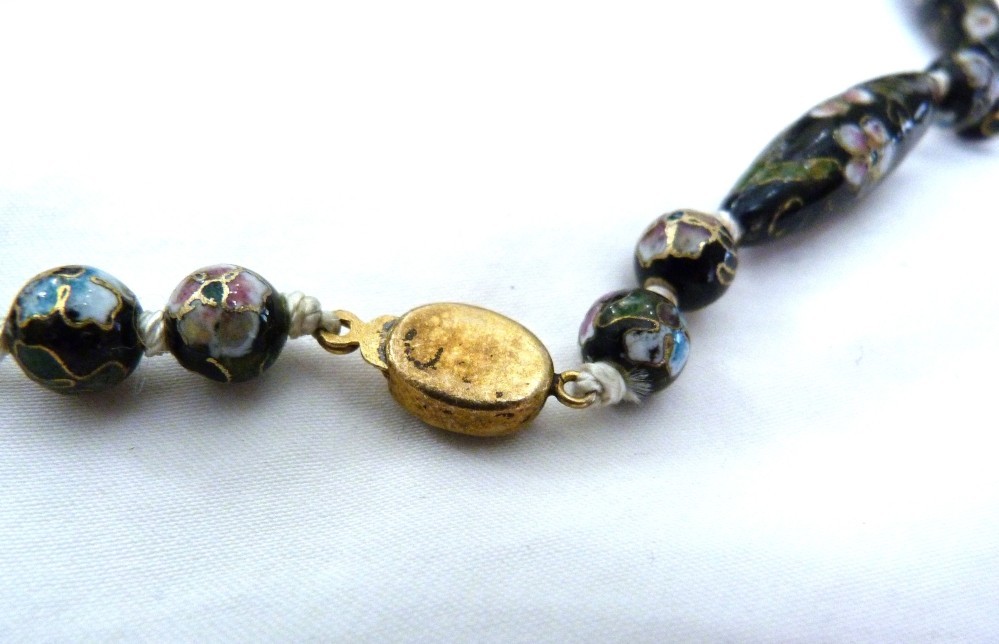 29 1/2″ LONG VINTAGE CHINESE BLACK PINK BLUE CLOISONNE ENAMEL HAND KNOT NECKLACE