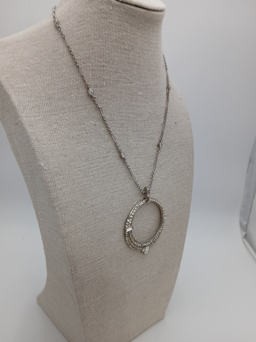 CAROLEE 1970s silver tone stations chain clear stones round pendant necklace