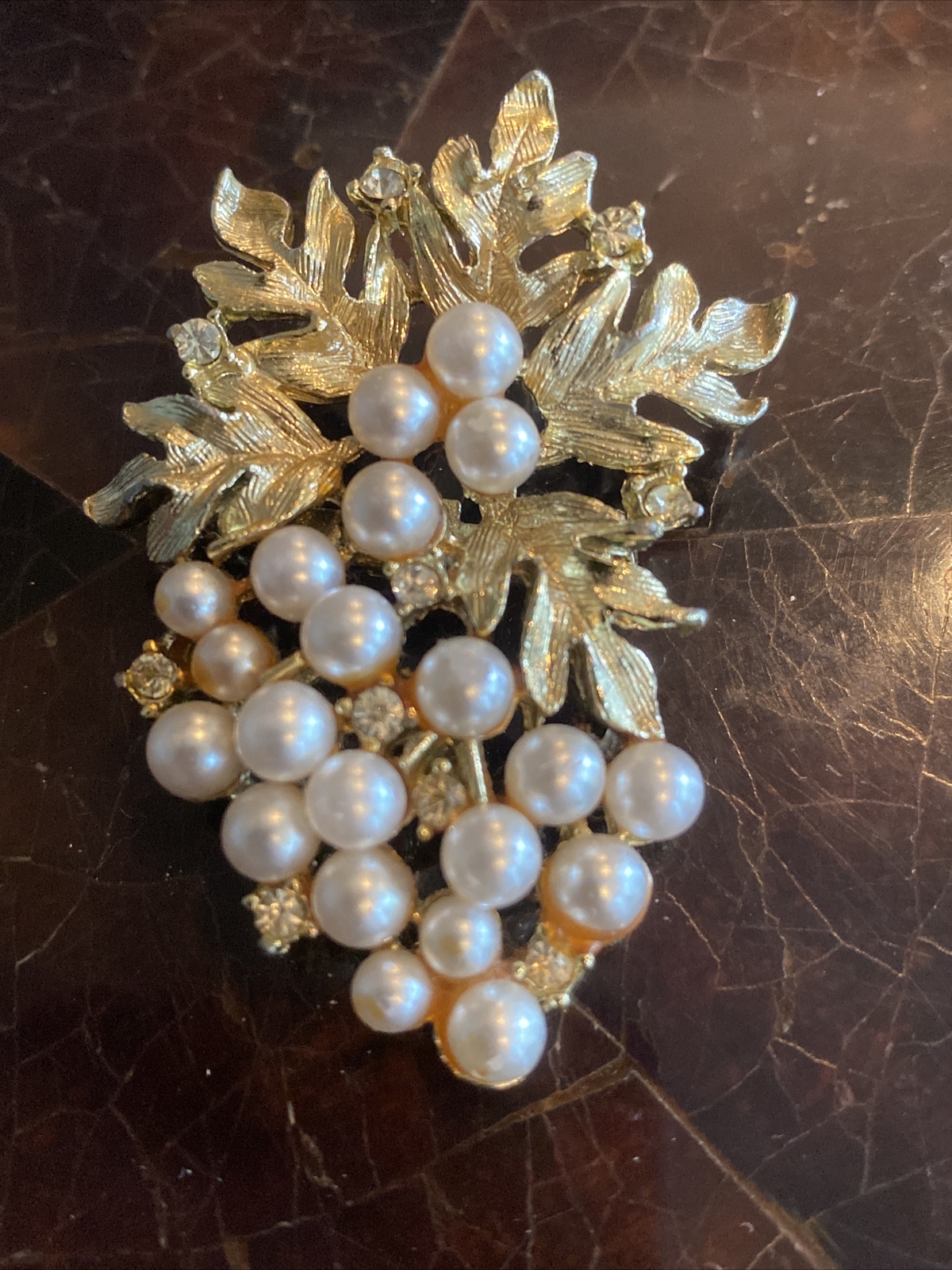 VINTAGE UNSIGNED BUNCH OF GRAPES PEARL & RHINESTONE BROOCH PIN