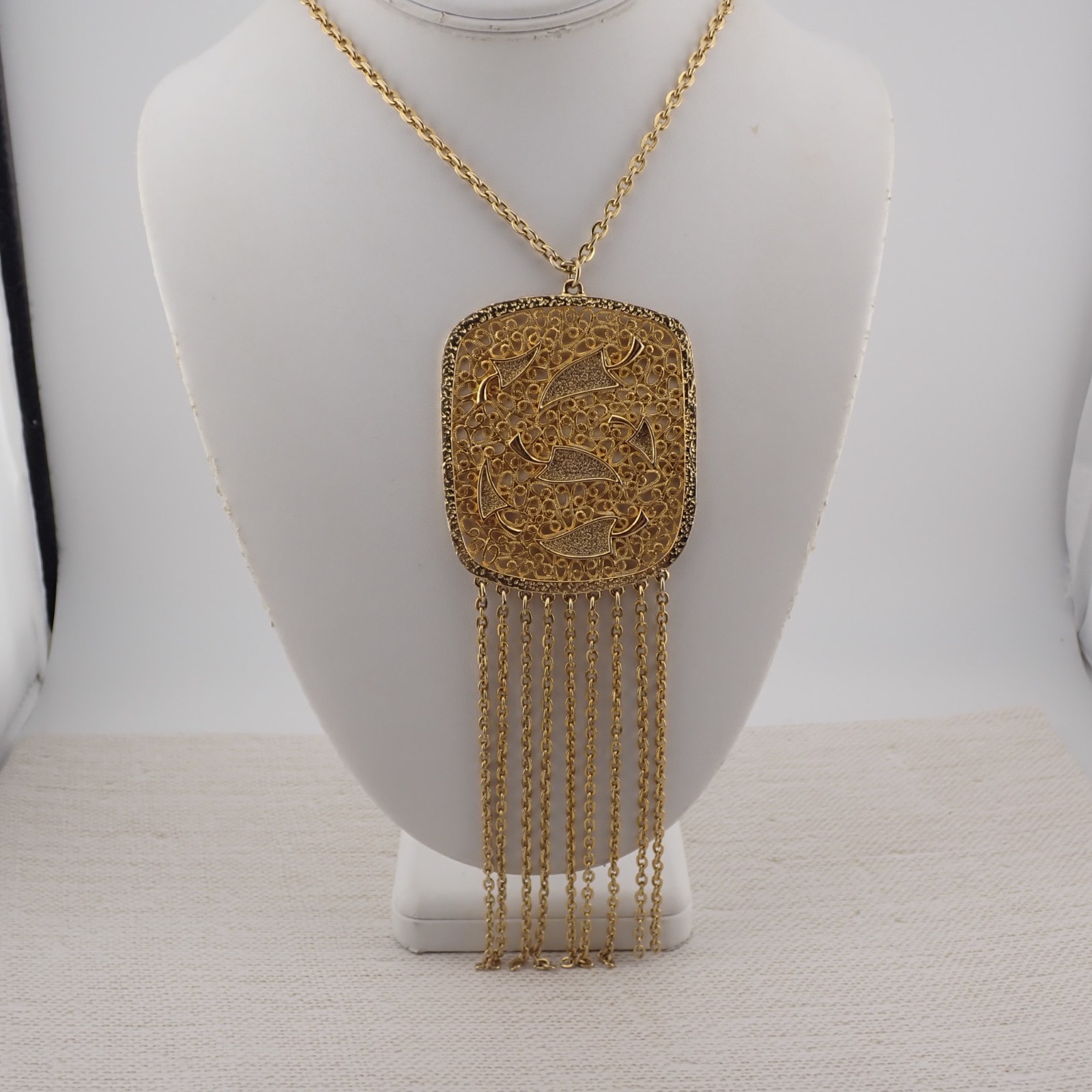Vintage 7″ Chain Fringe Dangle Gold Tone Scrolled Pendant on 18″ Chain Necklace