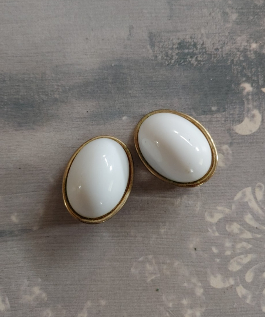Vintage clip earrings BEC London white oval dome button style 60’s 70’s 80’s MOD