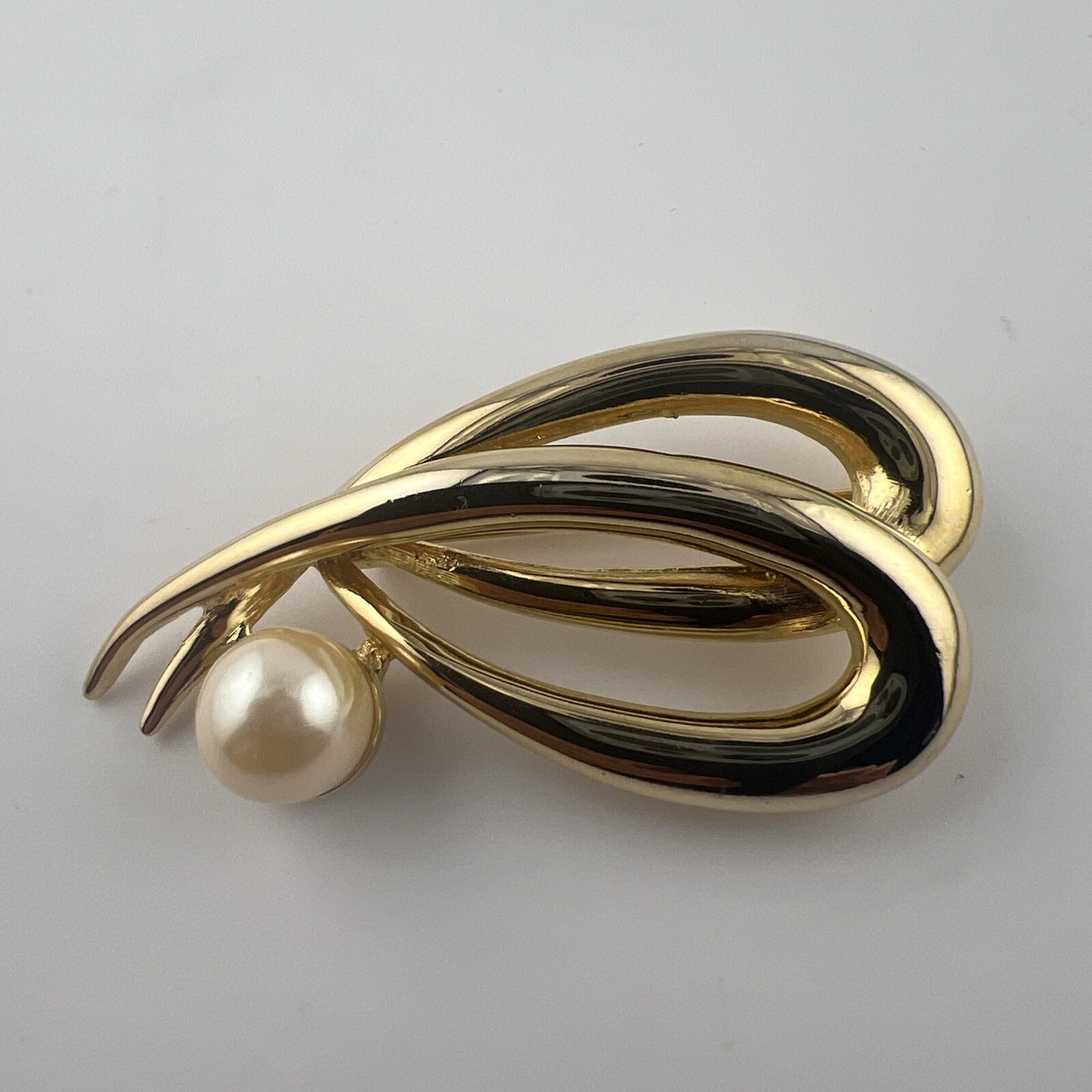 VINTAGE Richelieu faux Perl open work Brooch A-53