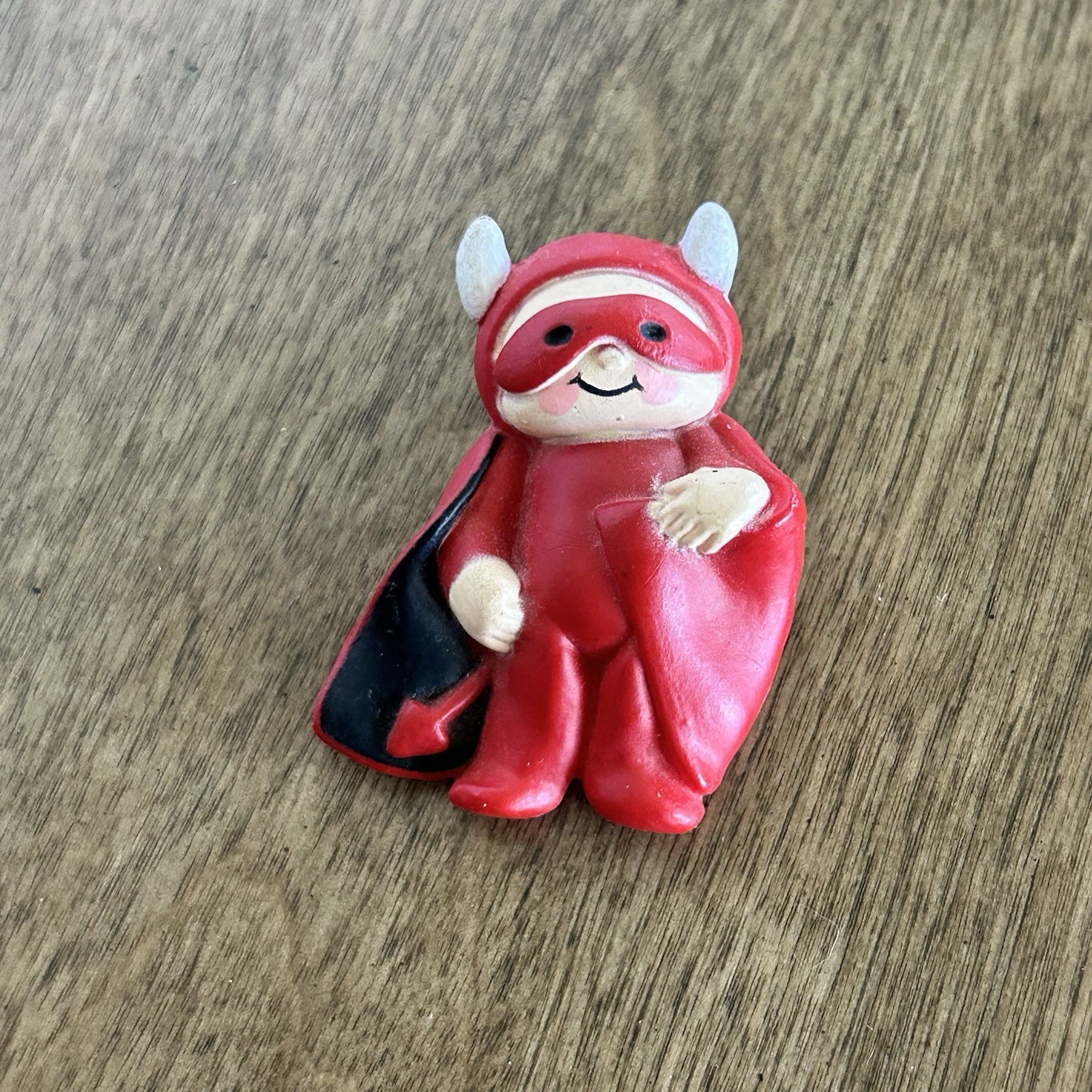 Vintage Fun World Carle Place NY Little Devil Brooch Pin 2″ WHITE HORNS
