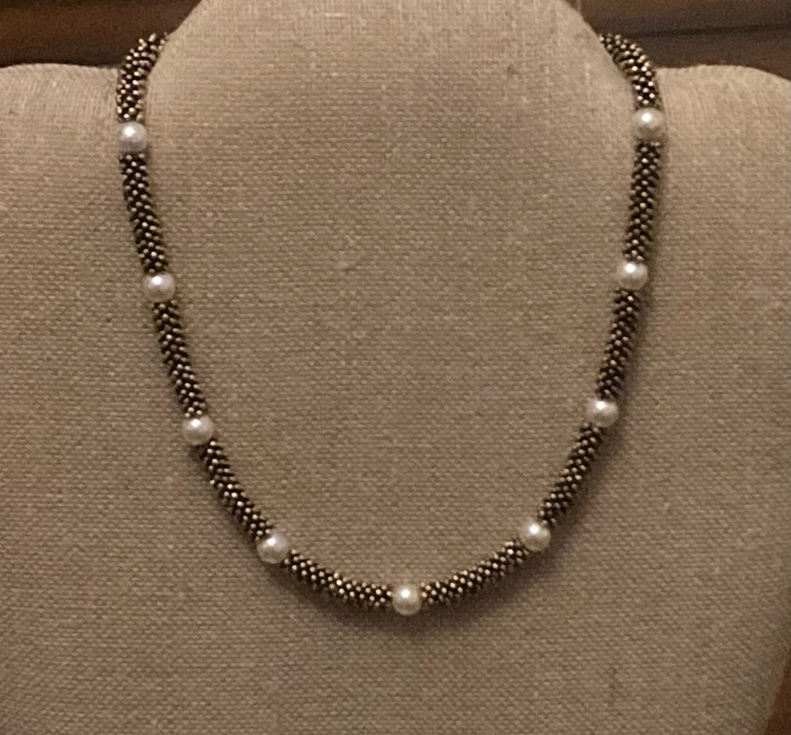 Vintage Gold Tone Mesh Chain Necklace Faux Pearl Accent 18″+ Length Retro