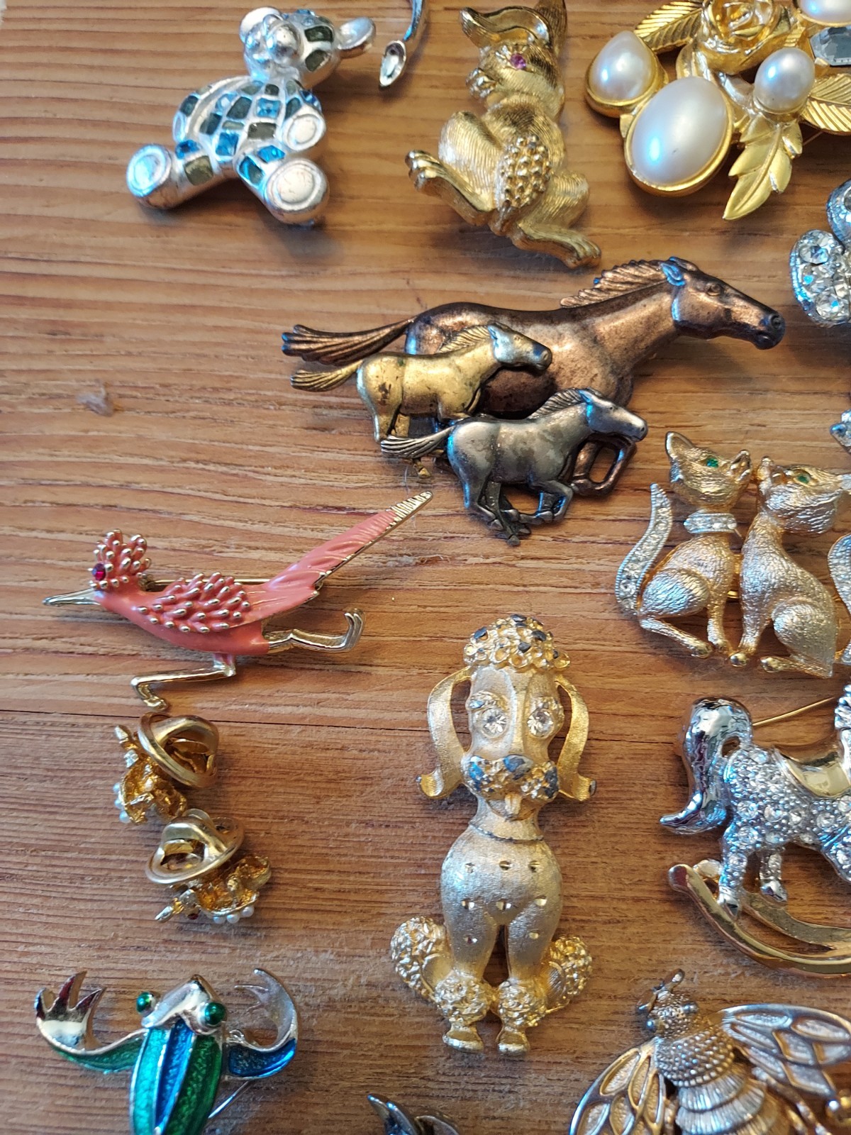 Huge Lot Of Vintage Booch/ Pins Trifari Lisner Roman Jj Avon Gerrys Rafaelian