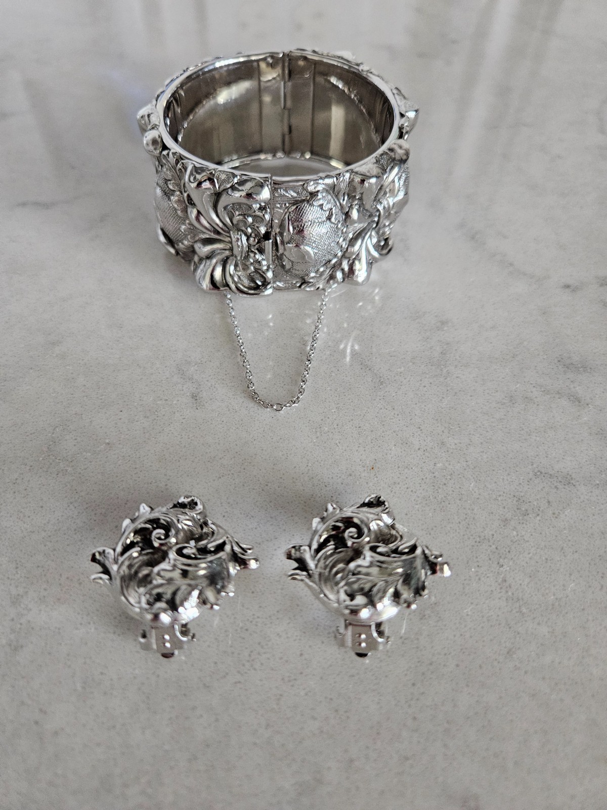 RARE AND VINTAGE WHITING & DAVIS SILVER SWIRLED HINGED CUFF BRACELET