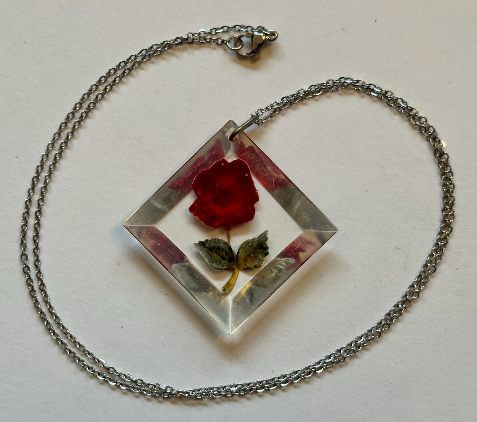 VINTAGE RED ROSE FLOWER IN LUCITE PLASTIC PENDANT 1 1/2″ NECKLACE 24″
