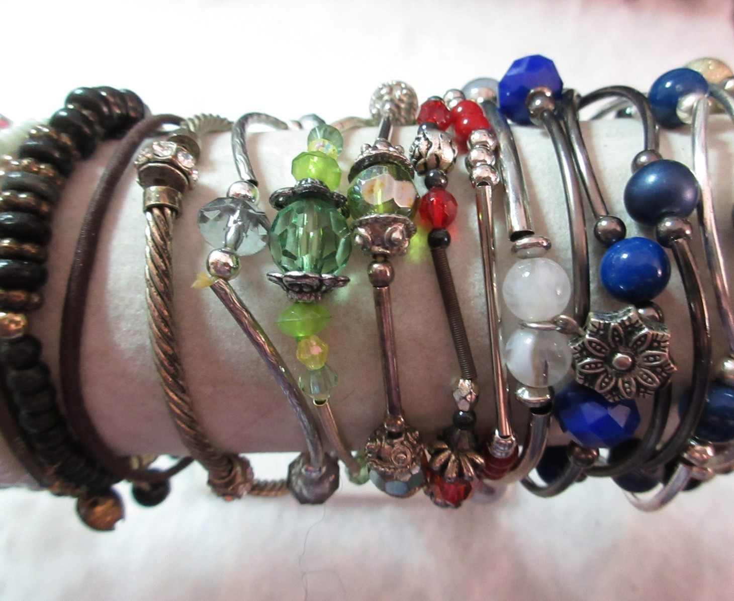 30 Thin Bracelets Silver & Gold Tone Tube Beads Sead Acrylic Crystals Beads B+